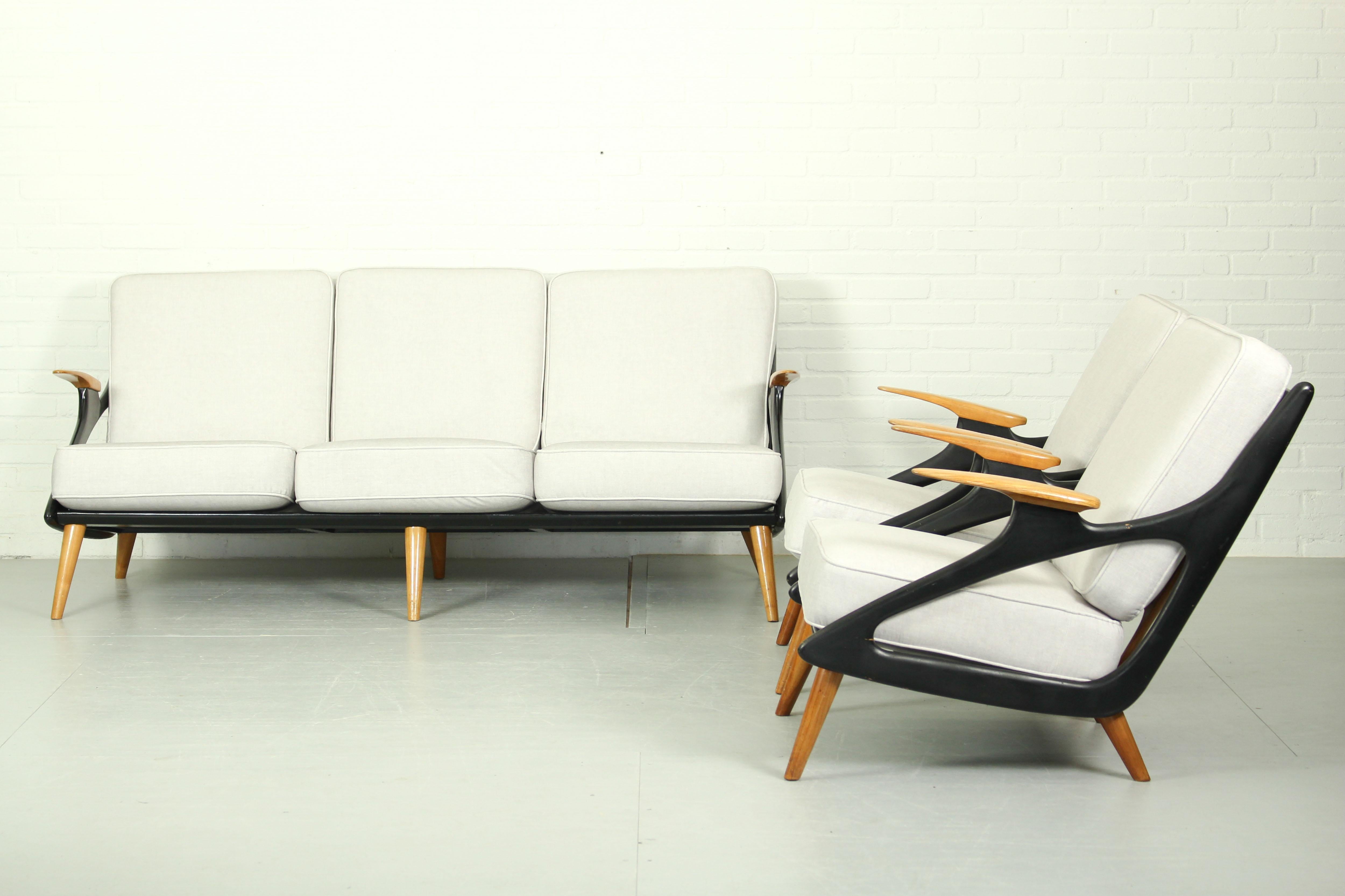 Magnifique ensemble de salon de Sprij / Spruij Holland, années 1950.  Superbe canapé et chaise longue incurvés.  Bois peint en noir en combinaison avec un accoudoir en pin. Les coussins d'origine ont été récemment retapissés dans une belle couleur