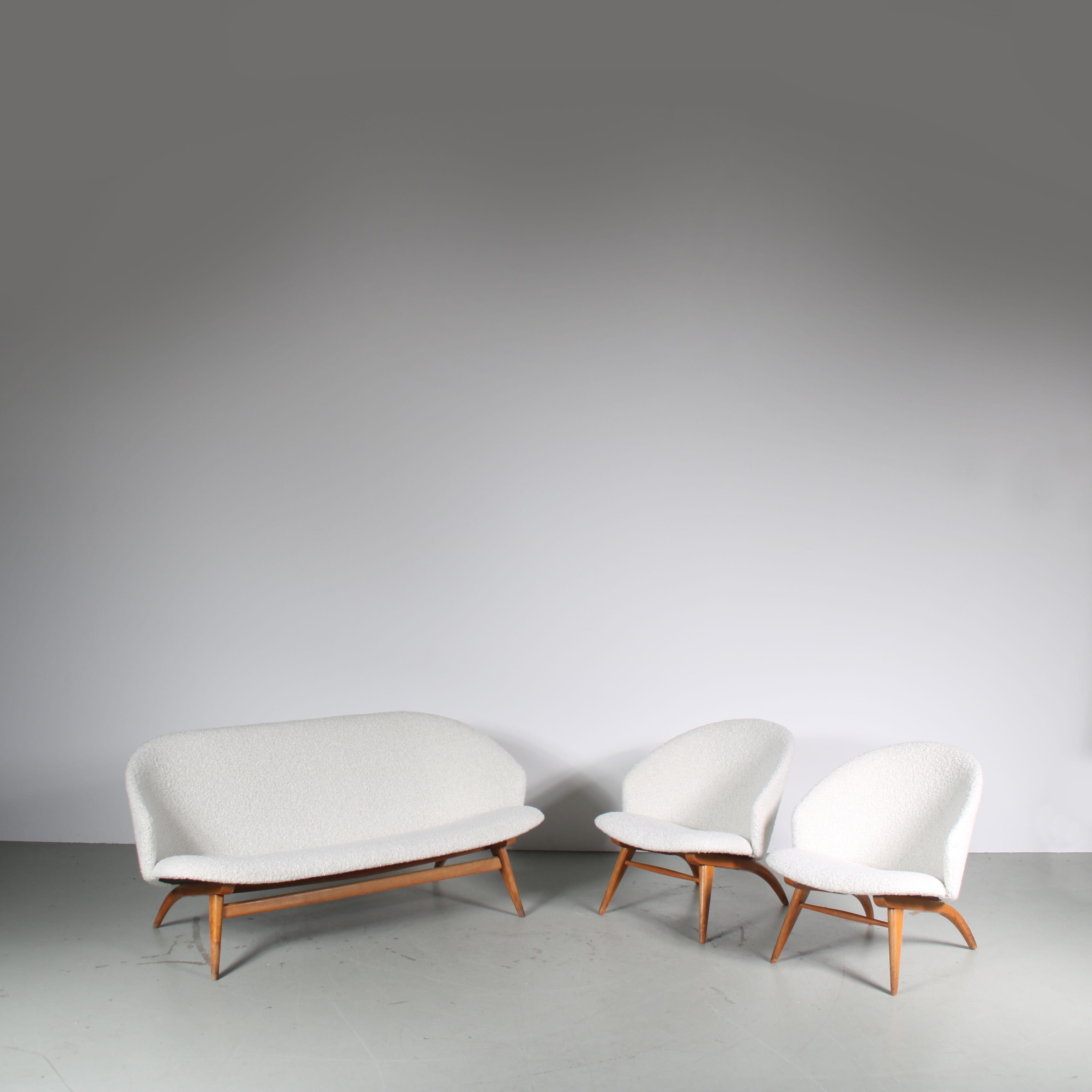 Un ensemble attrayant composé d'un canapé 3 places et de 2 fauteuils, conçu par Theo Ruth et fabriqué par Artifort aux Pays-Bas vers 1950.

Ces pièces élégantes sont dotées de cadres en bois de bouleau de belle qualité, légèrement incurvés, avec une