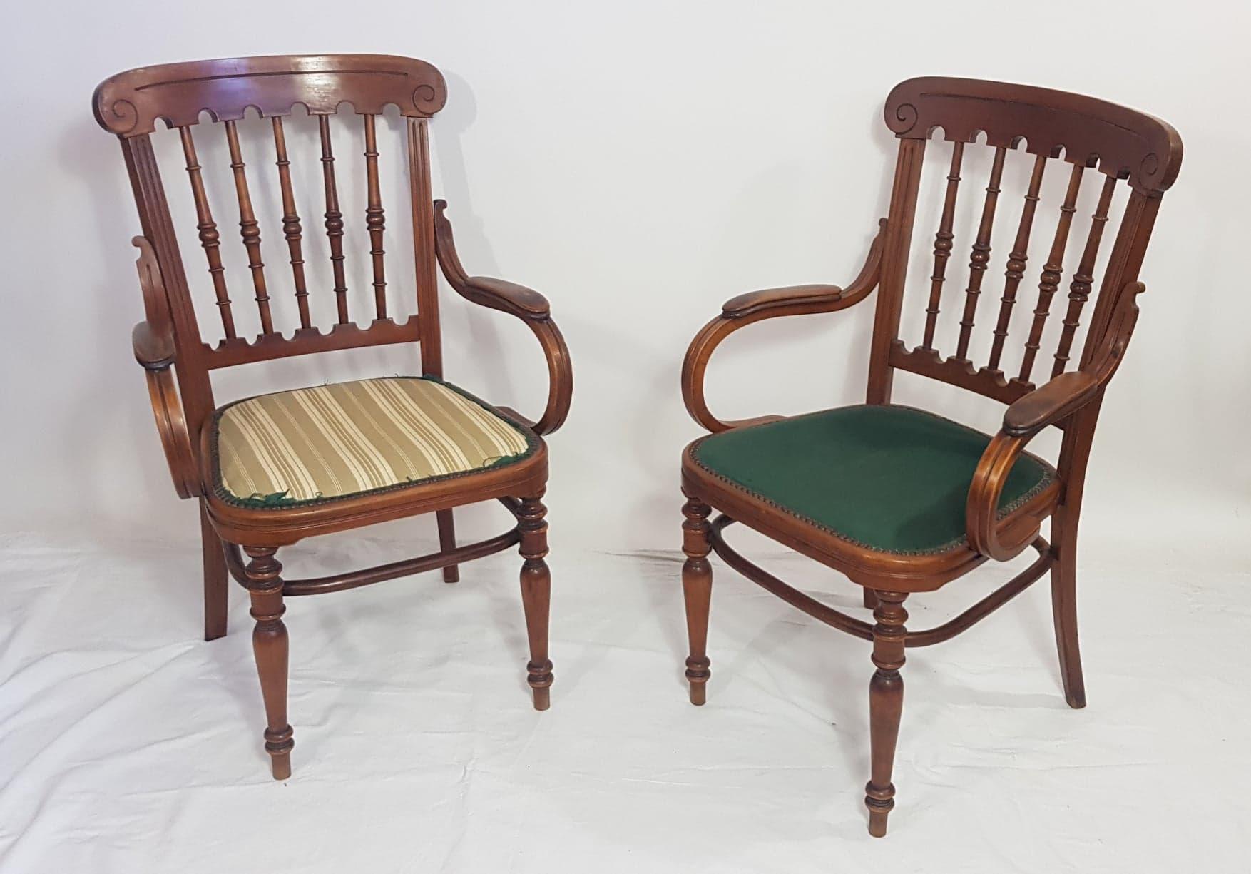 Ein Set aus zwei Stühlen, zwei Sesseln und einer Bank aus gebogenem Holz. Seit dem frühen 20.
Sie sind in einem sehr guten Zustand.
