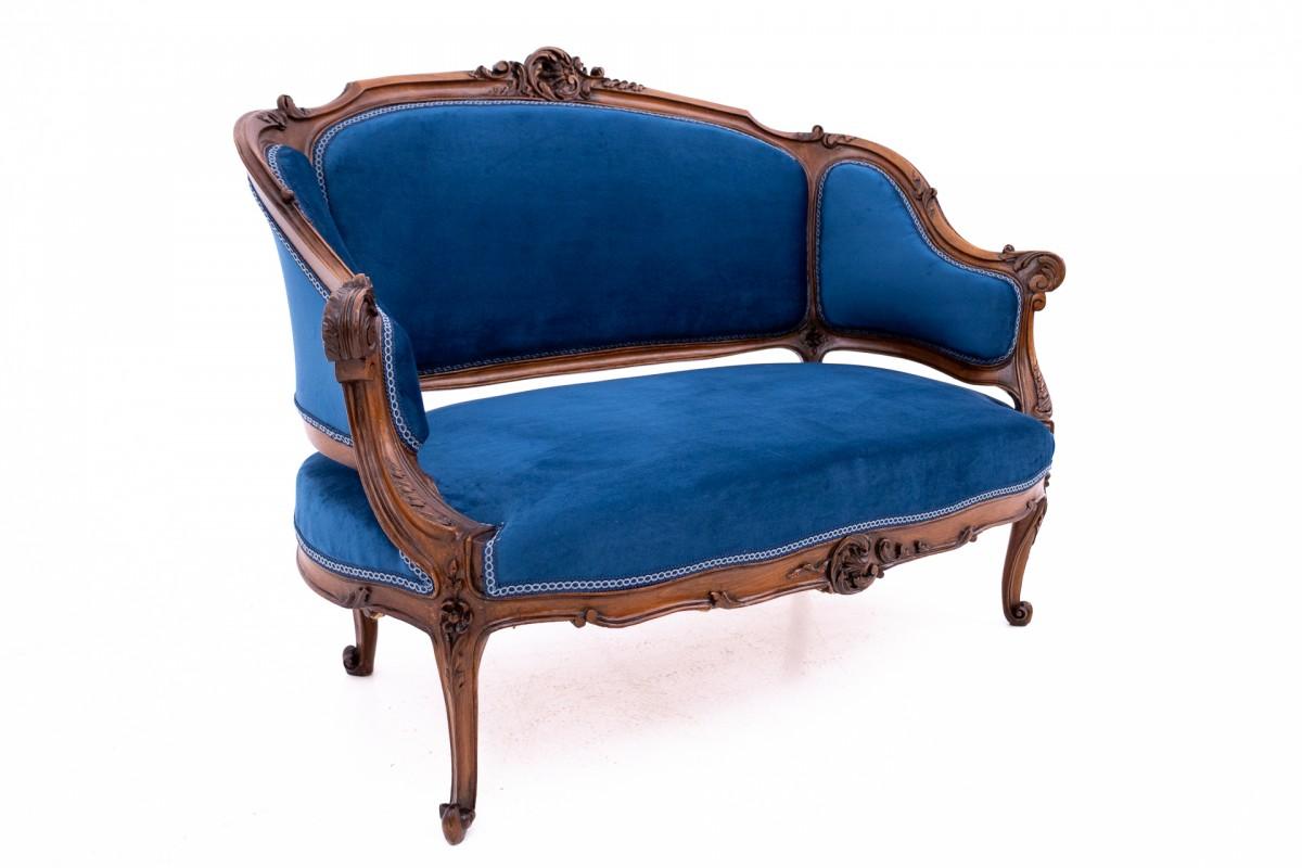 Ensemble de salon ancien d'environ 1880, France. Une paire de fauteuils se compose d'un fauteuil pour femmes (plus petit) et d'un fauteuil pour hommes (plus grand).

Mobilier en très bon état, rénové par des professionnels. Le tissu a été remplacé