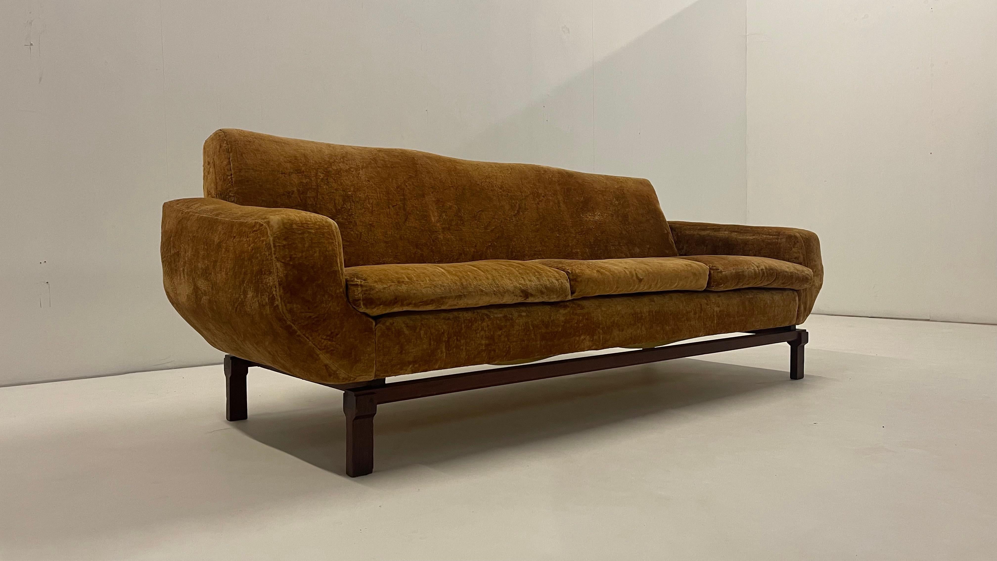 Living room set in amber velvet For Sale 3