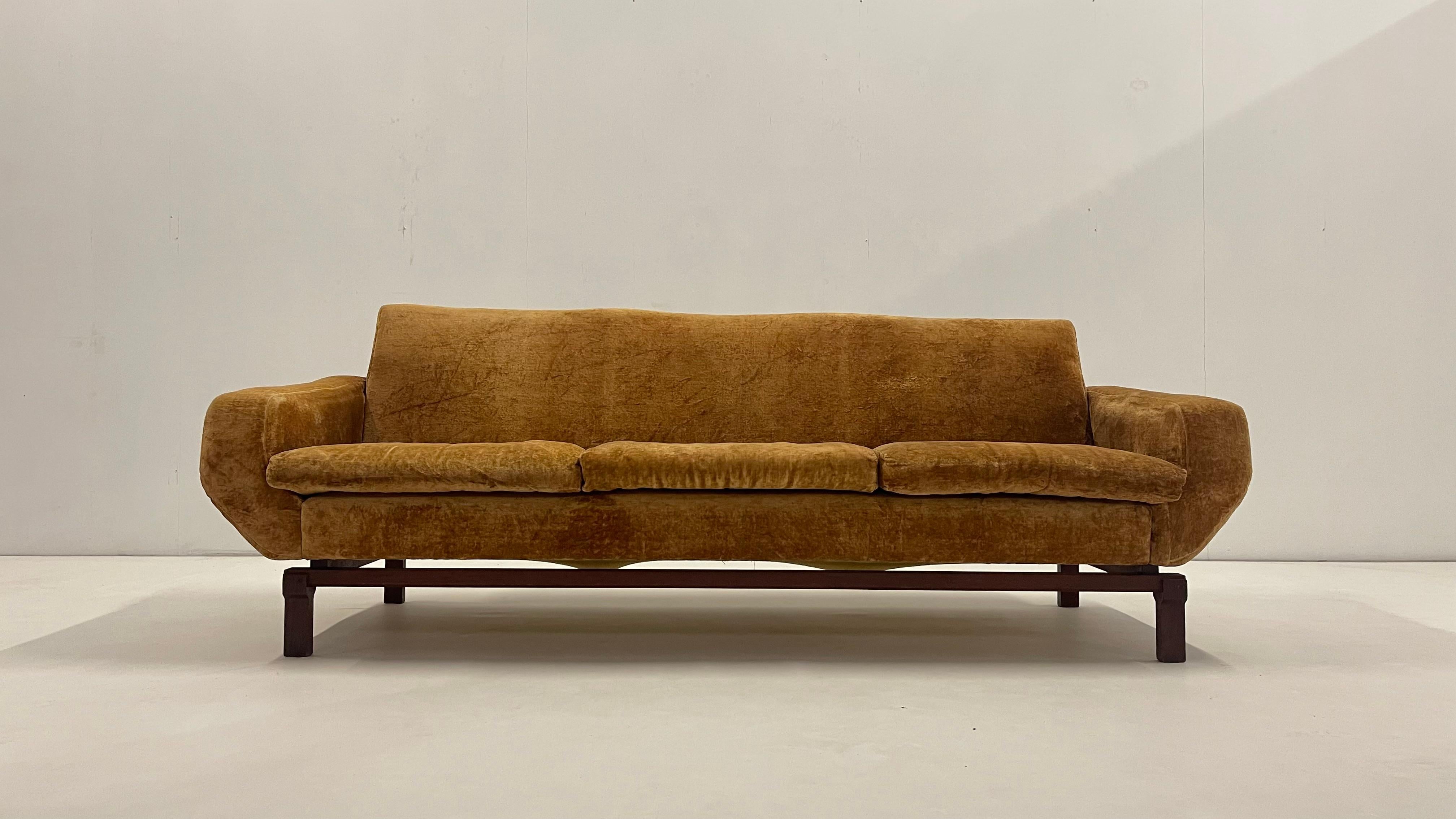 Living room set in amber velvet For Sale 4