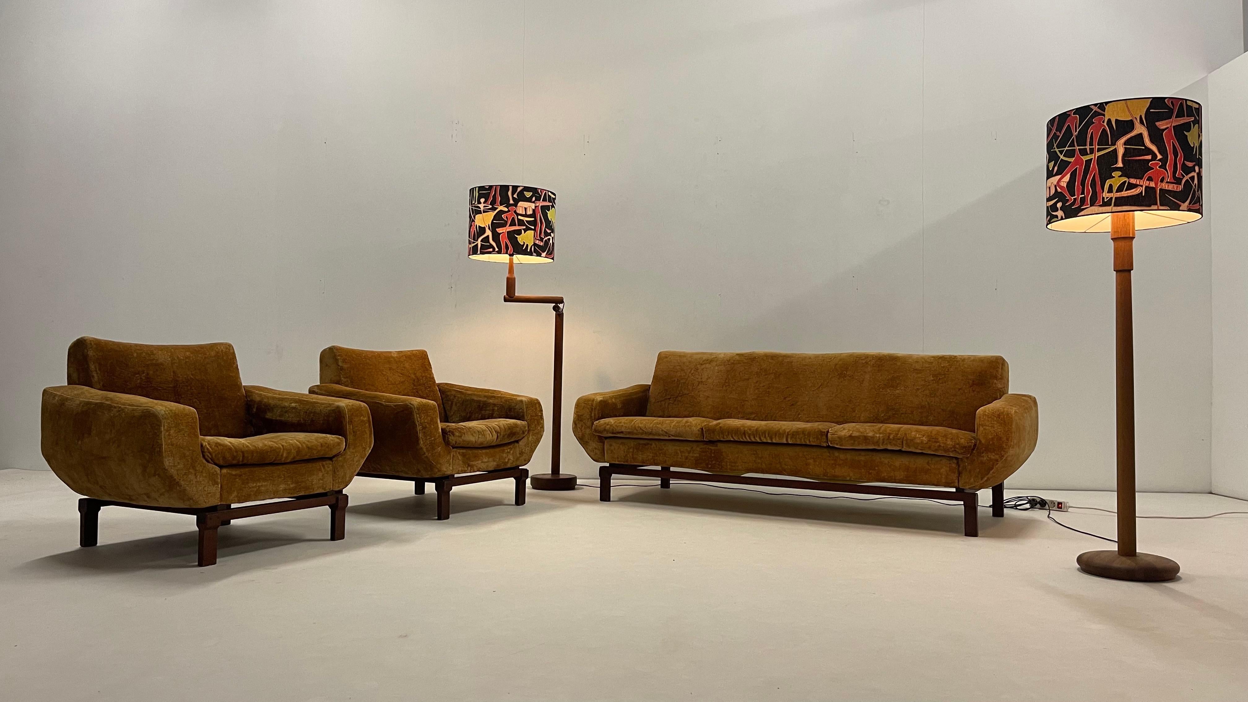Mid-Century Modern Living room set in amber velvet For Sale