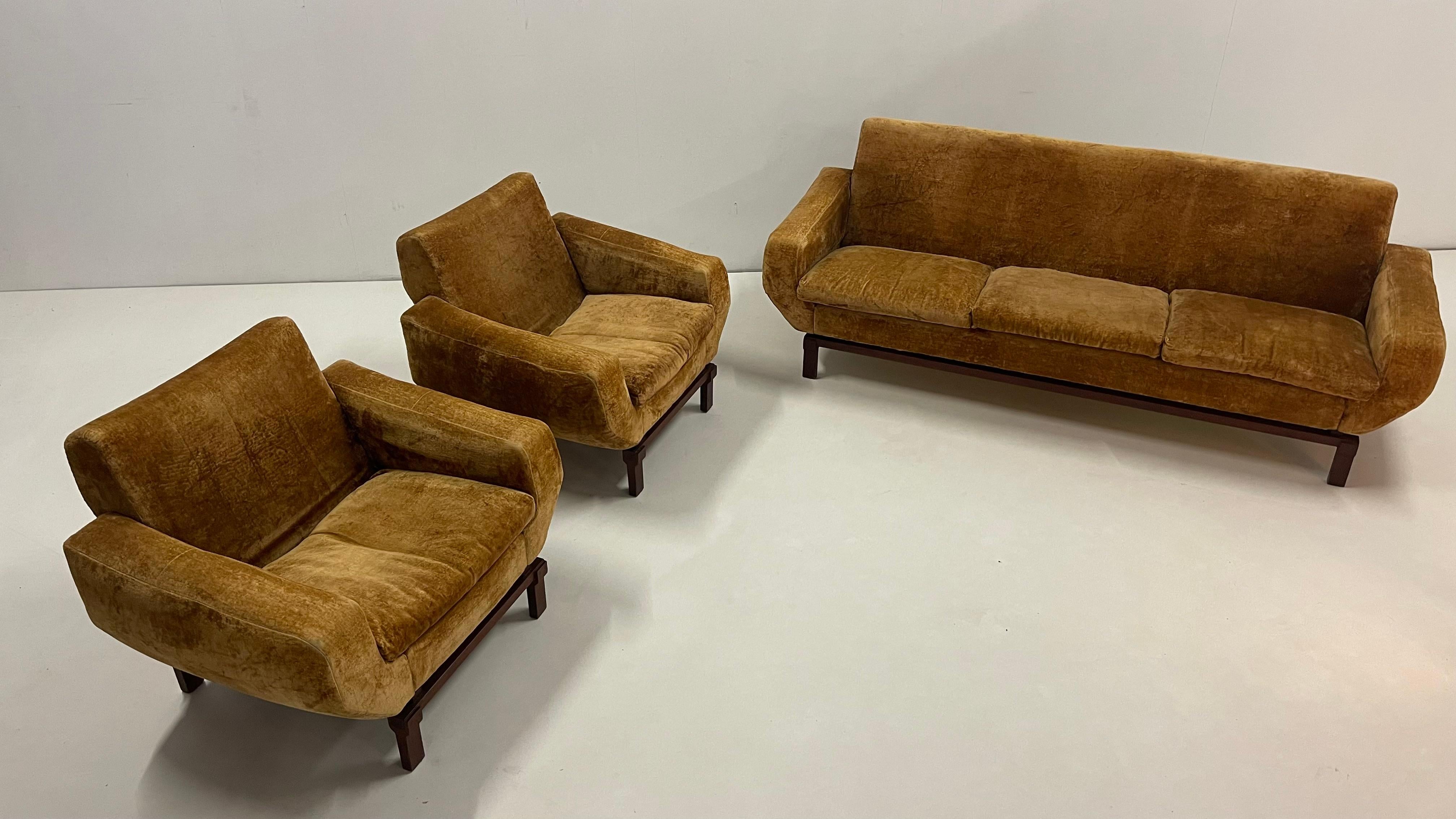 Italian Living room set in amber velvet For Sale