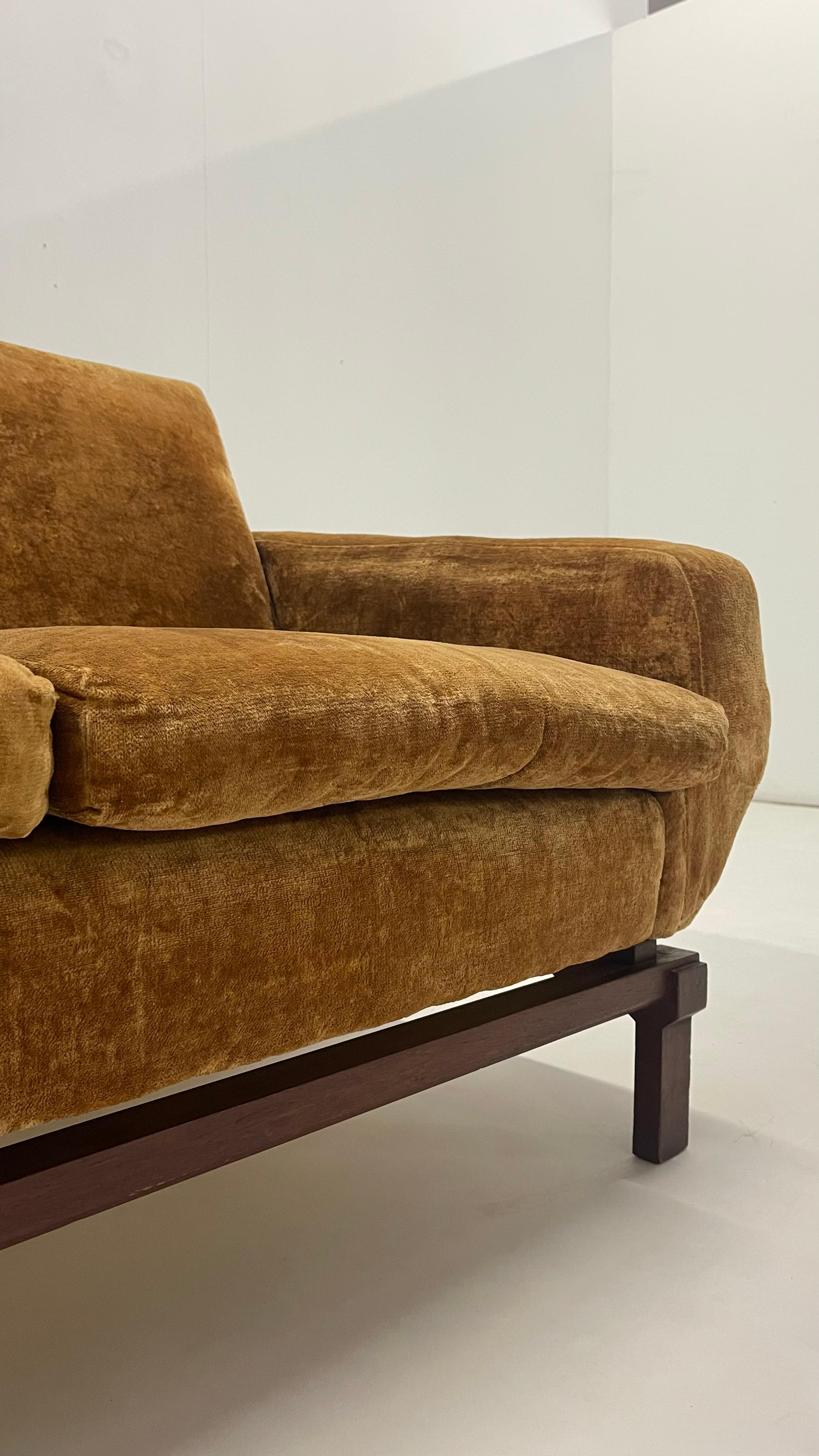 Velvet Living room set in amber velvet For Sale