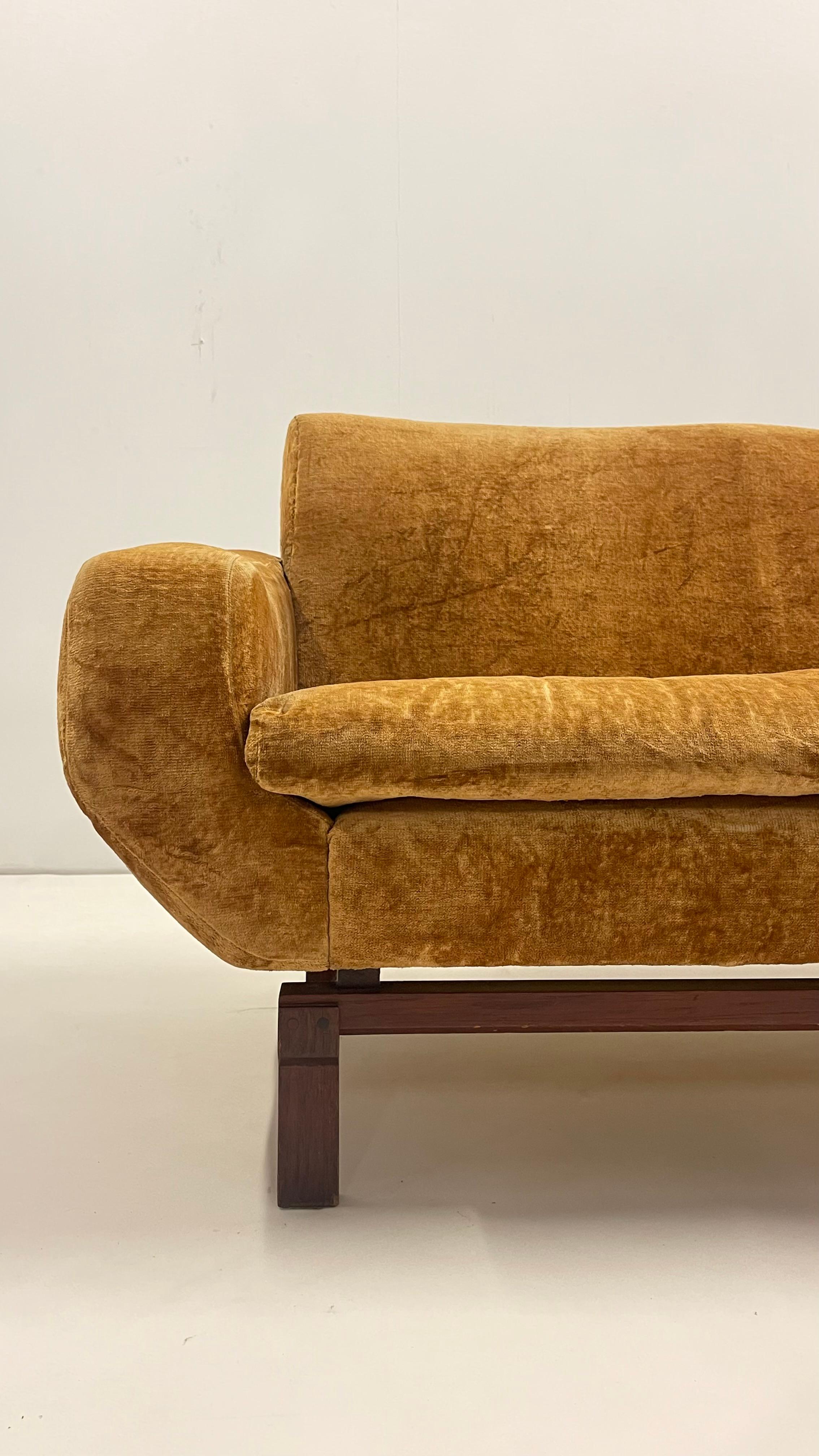 Living room set in amber velvet For Sale 1