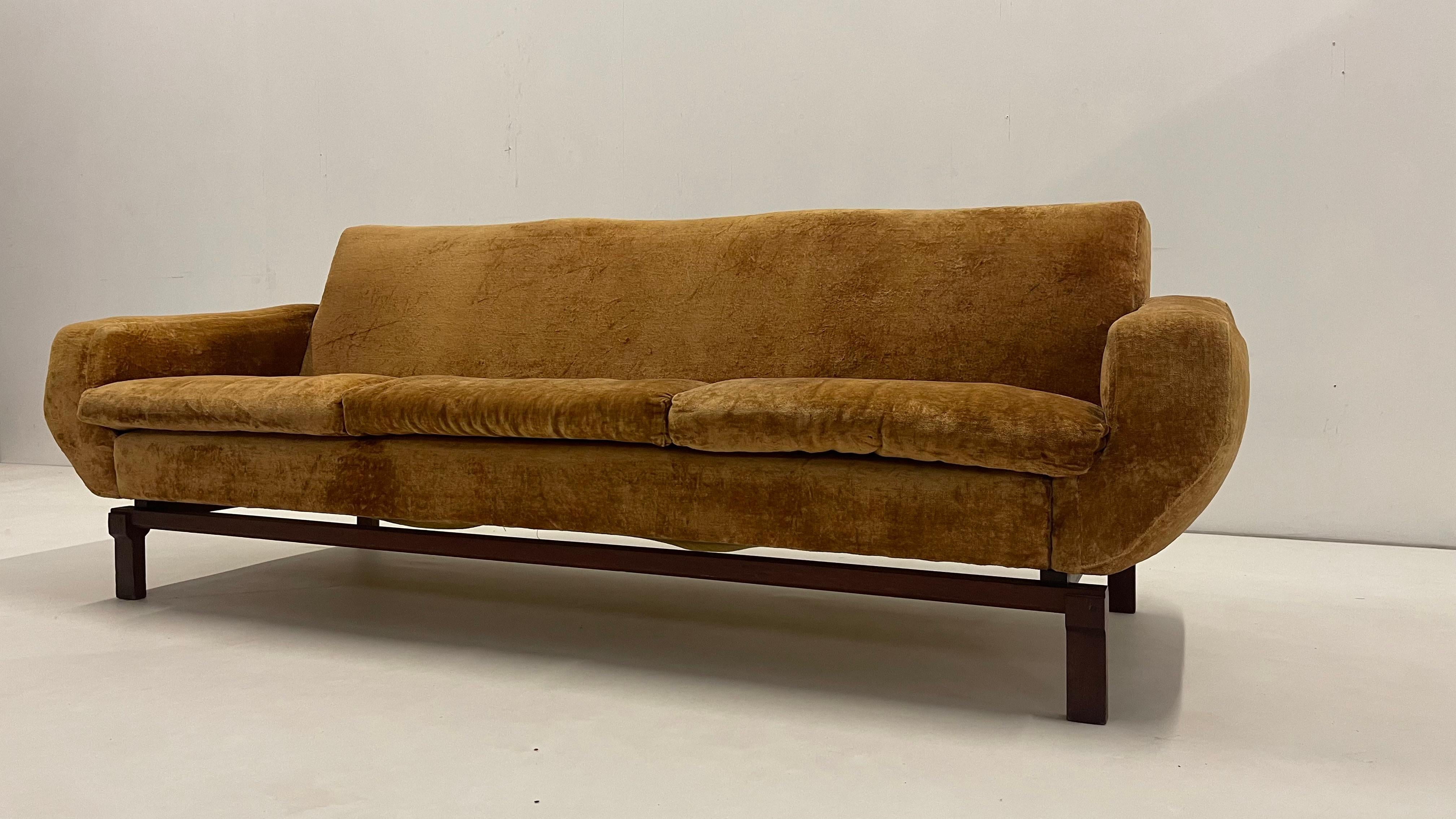 Living room set in amber velvet For Sale 2