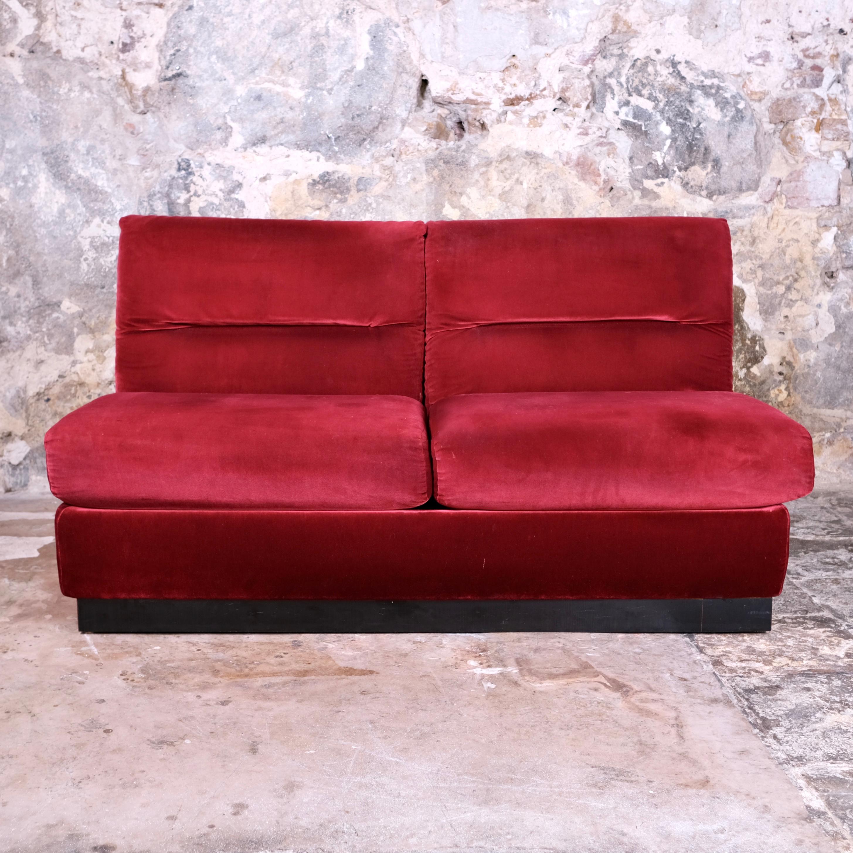 Nice burgundy velvet living room set, made in France in the 1980s, in the style of Michel Ducaroy's Albany or Jacques Charpentier.
Composed of a 2-seats sofa and an armchair.
Black wood laminate on wooden base.
Good condition overall, few traces of