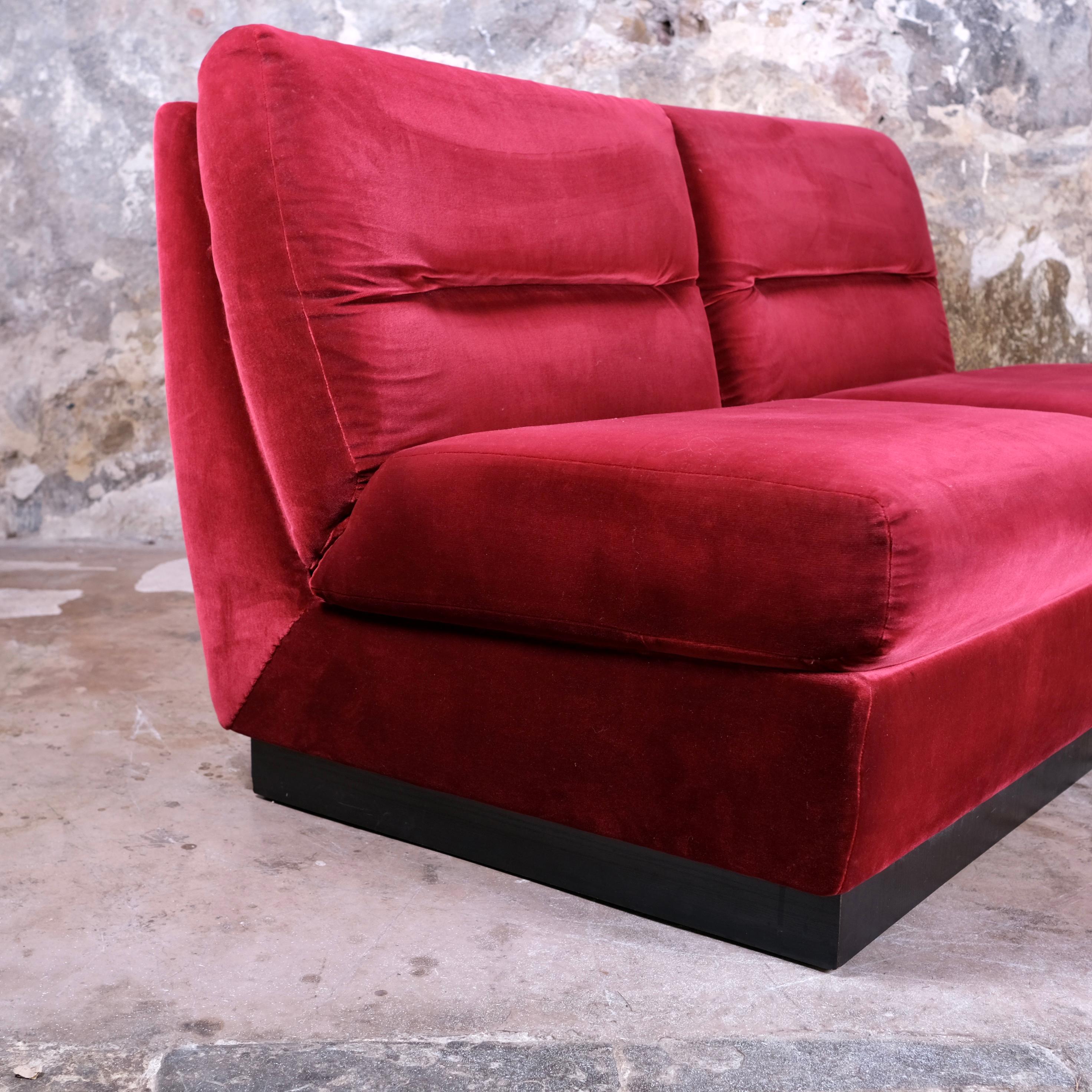 Living room set in burgundy velvet, France, 1980s In Good Condition In Lyon, FR