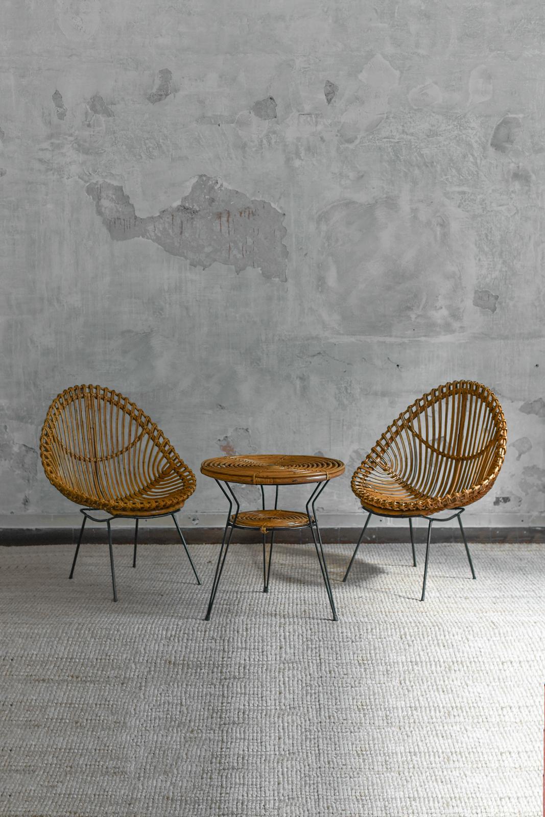 Ensemble de salon en canne de bambou incurvée et métal, attribuable à Franco Albini
Détails du produit
Comprend une table basse et une paire de fauteuils.
Dimensions de la table basse : 56 L x 58 H x 56 D cm
Dimensions du fauteuil : 70 L x 88 H x 60