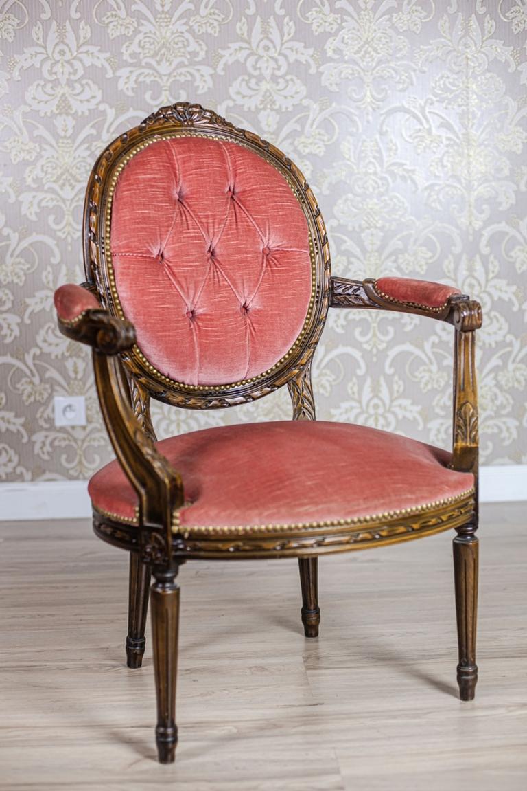 We present you an upholstered furniture set composed of a two-seat sofa and two armchairs, of classicizing forms that resemble the Louis XVI style.
The sofa sides are rounded and full. The backrests of the armchairs are in the shape of medallions