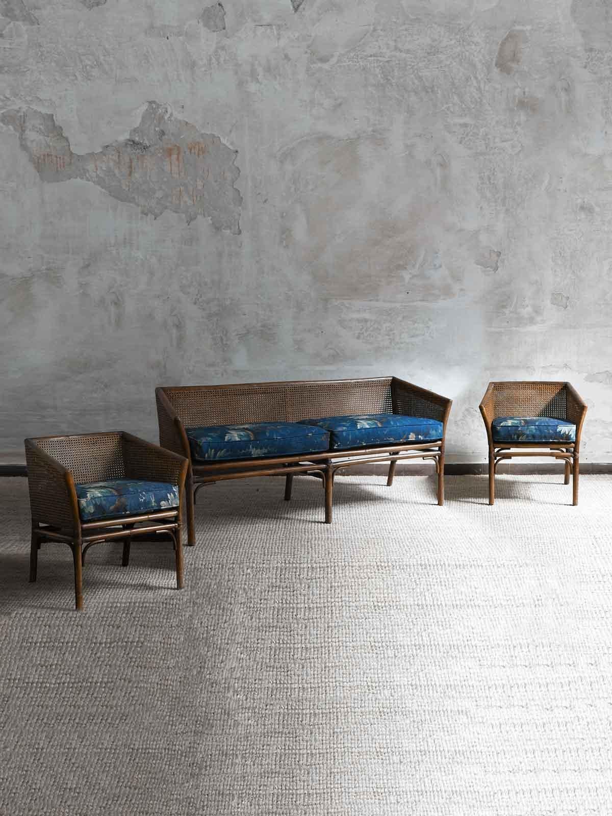 Ensemble de salon dans le style de Mcguire San Francisco 1970
Détails du produit
Paire de fauteuils + canapé en bambou et paille de Vienne, finition foncée, avec reliures en cuir.
Complet avec coussins en tissu Dedar - mod. 