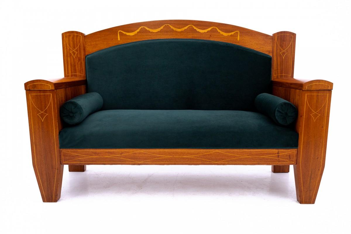 Ensemble de salon, Europe du Nord, vers 1890.

Très bon état, après rénovation professionnelle et remplacement de la sellerie.

Bois : acajou

Dimensions :

hauteur du canapé 113 cm hauteur de l'assise 45 cm largeur 170 cm profondeur 65