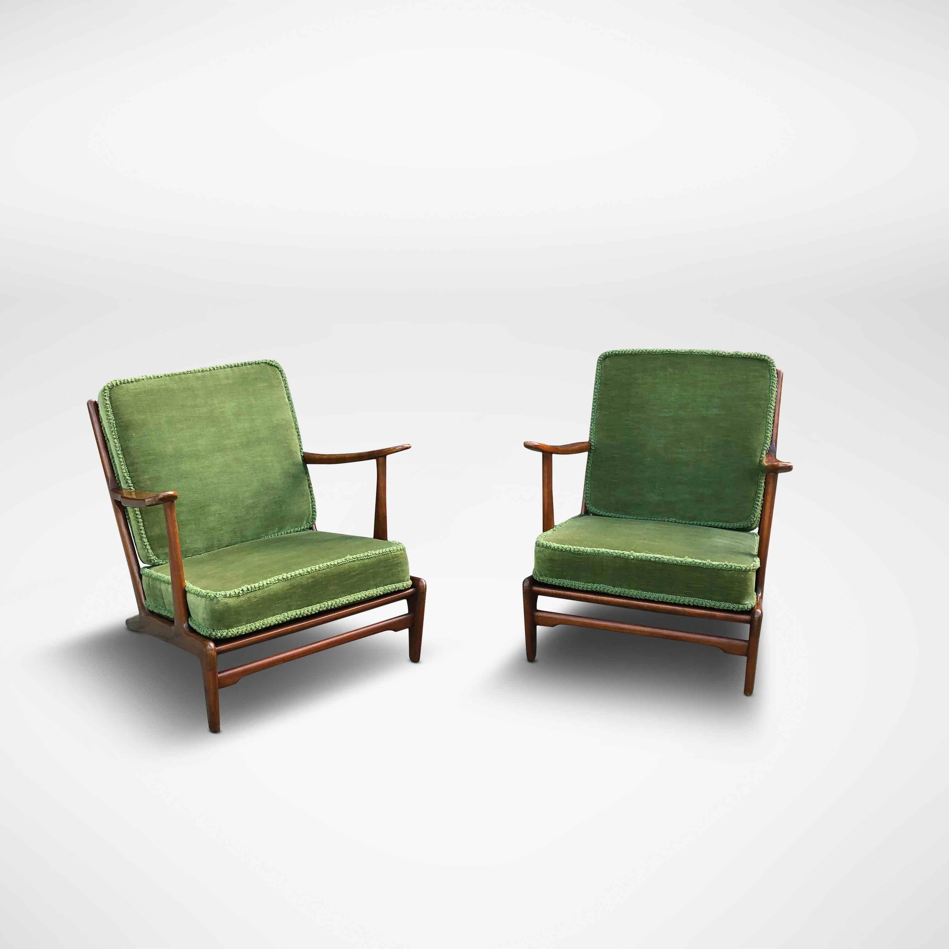 A unique set consisting of 2 x one-seater and 1 x three-seater. The set has clear influences of the Ercol style and is most likely from the UK. The seats are still in excellent condition and are still very firm. The green cushions have an