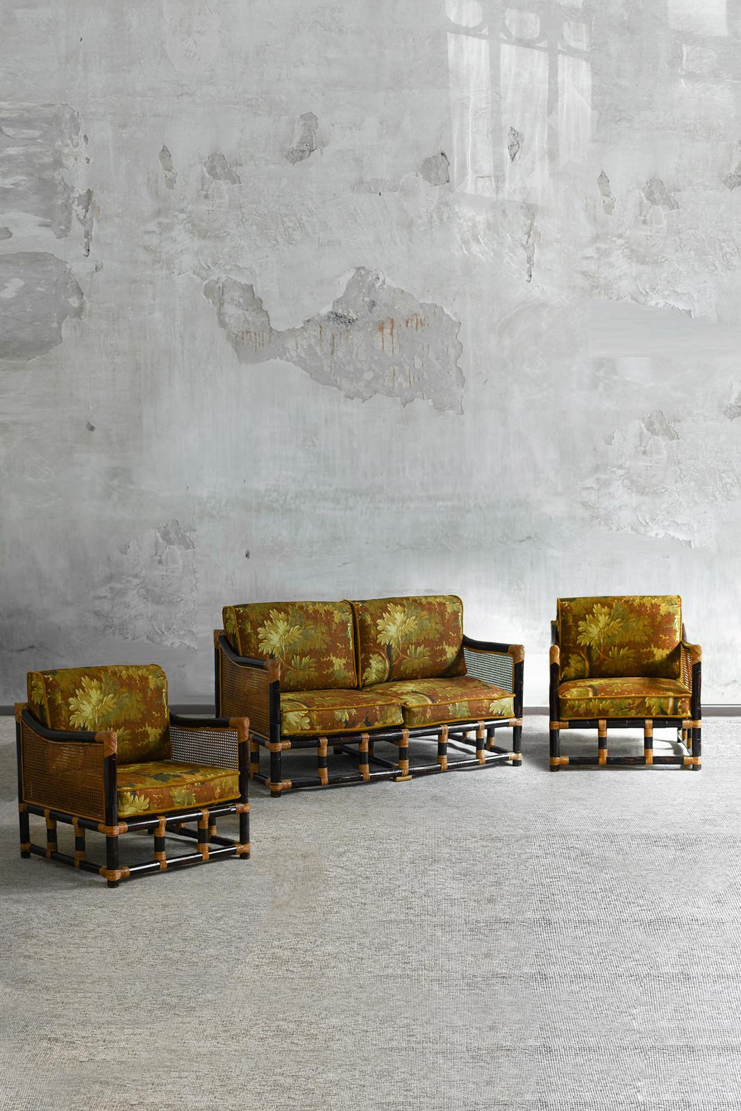 Ensemble salon : paire de fauteuils et canapé
Détails du produit
Fabriqué en osier foncé, paille de Vienne et reliure en osier clair.
Les coussins sont inclus. Si vous souhaitez acheter l'ensemble sans les coussins, veuillez nous contacter.
Les
