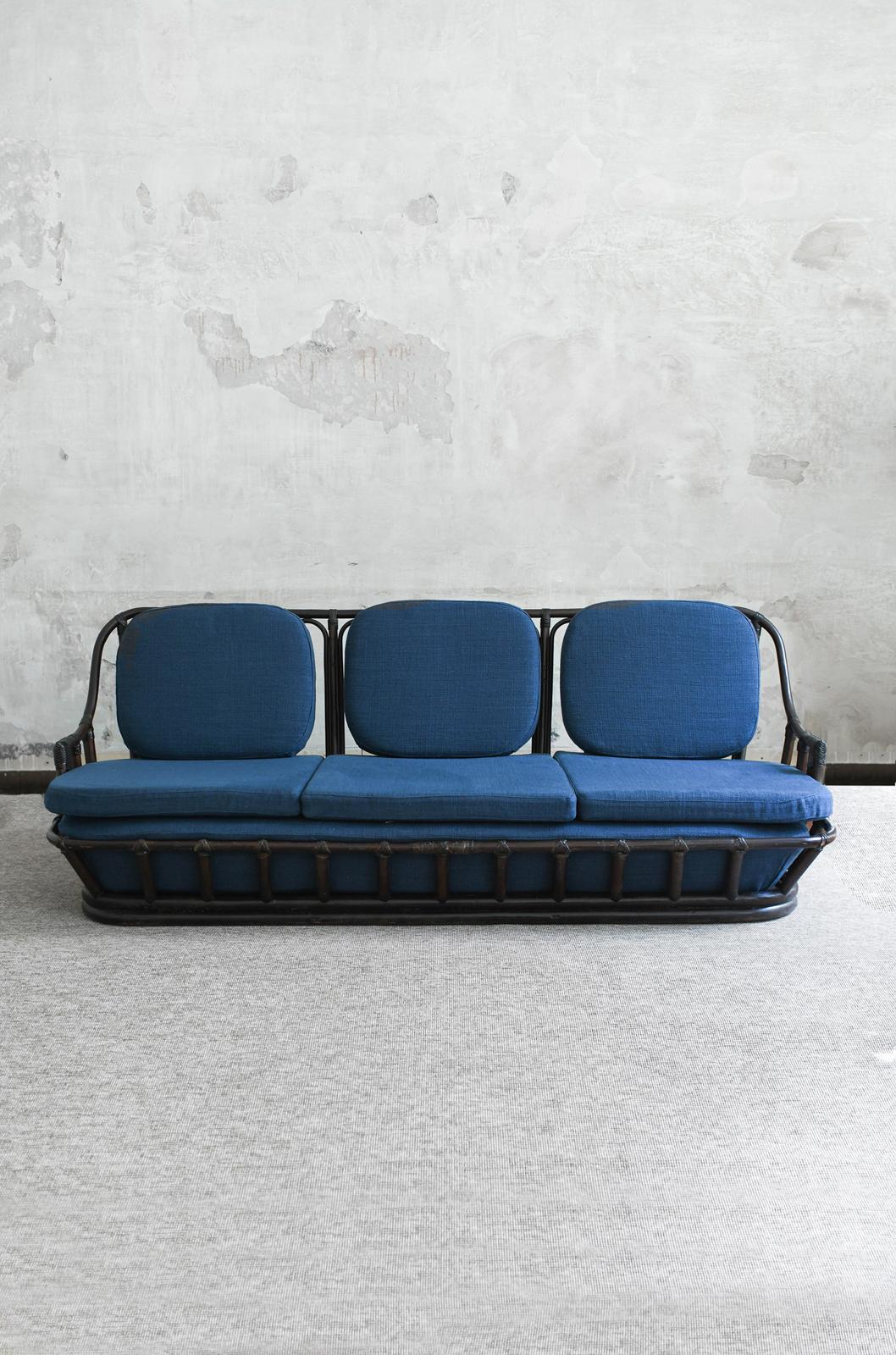 Tissu Ensemble salon : canapé + paire de fauteuils en canne Manao Cane à finition foncée, années 1980 en vente