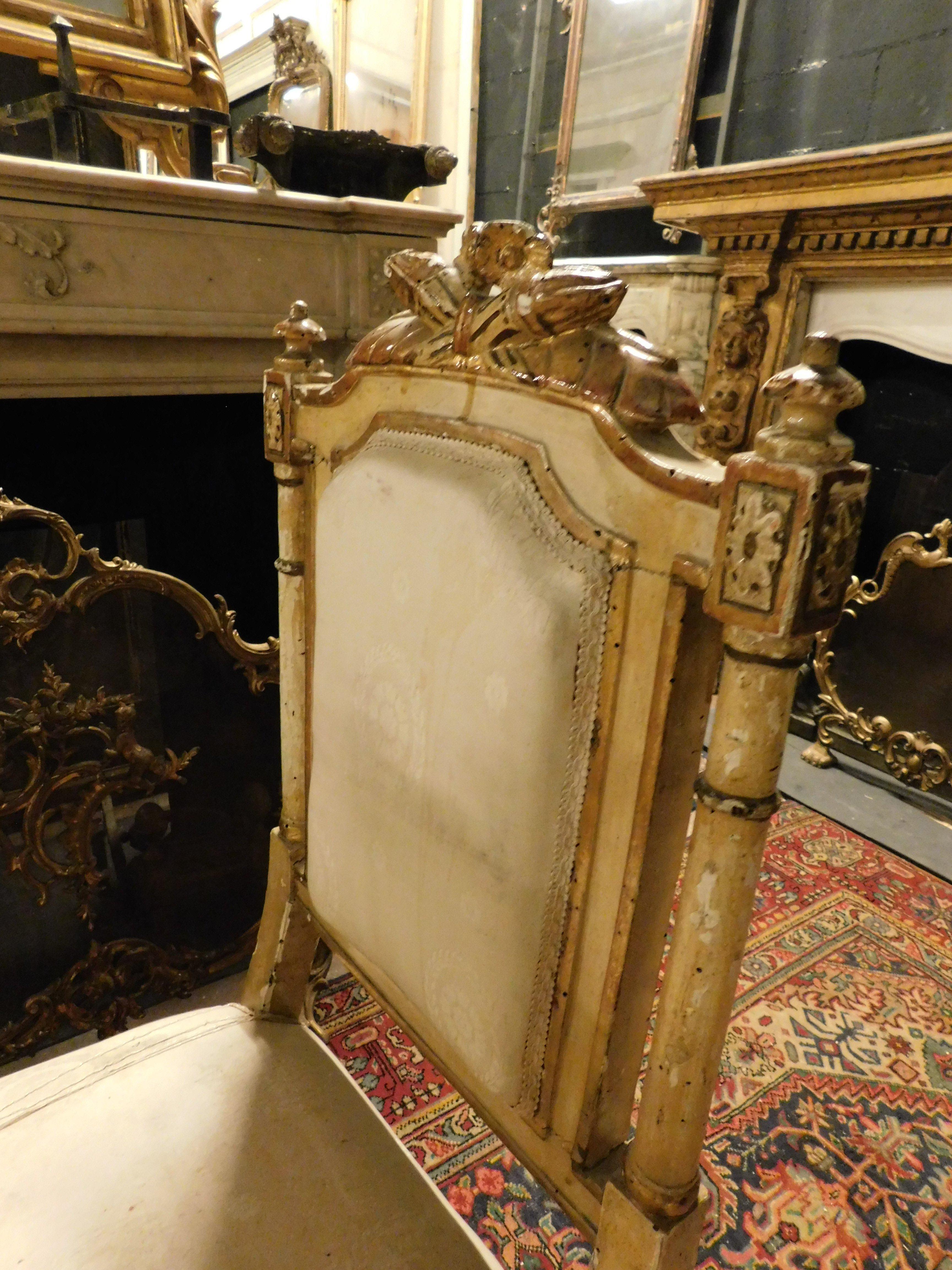 living room set with 1 armchair and 3 carved and gilded chairs, Italy For Sale 4