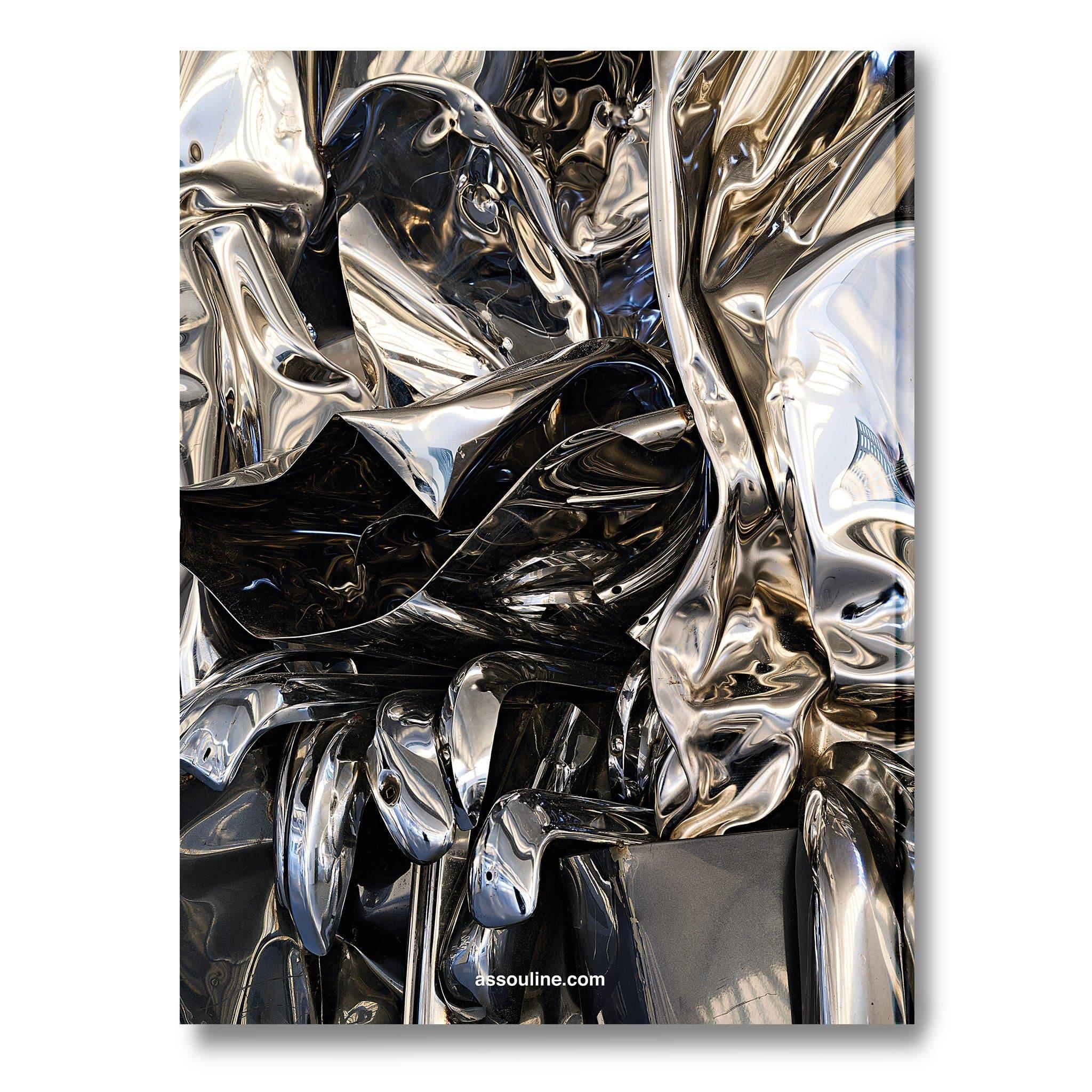 Living with Chamberlain: Art in Residence offre un ritratto intimo dell'eredità dell'artista, con una prefazione di Rick Owens e una serie di conversazioni con familiari, amici, galleristi e collezionisti. Questo volume personale rivela come l'arte