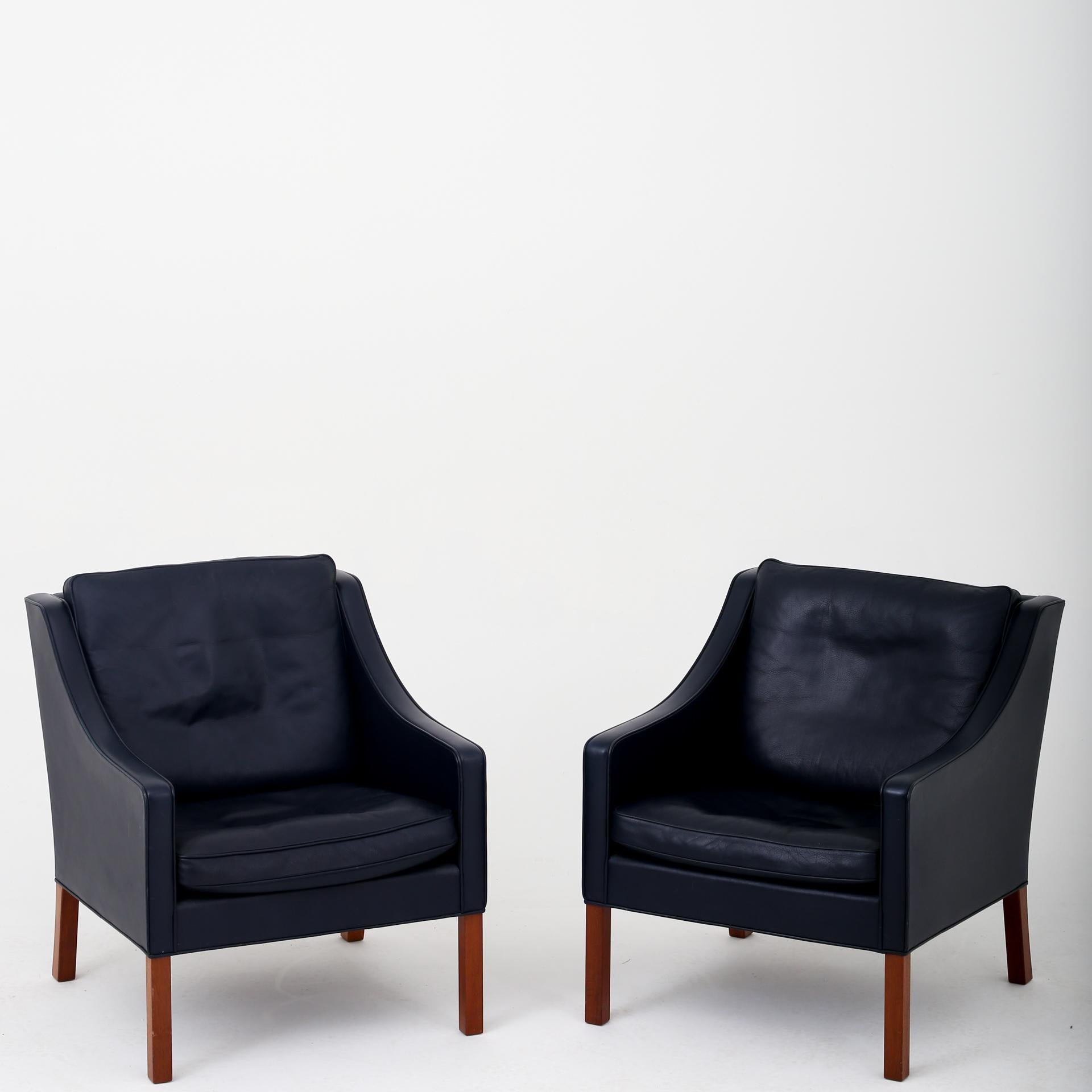 Børge Mogensen set of 2 BM 2207 easy chairs and 1 BM 2213 sofa in dark blue semi-aniline leather with mahogany legs. Maker Fredericia Furniture.