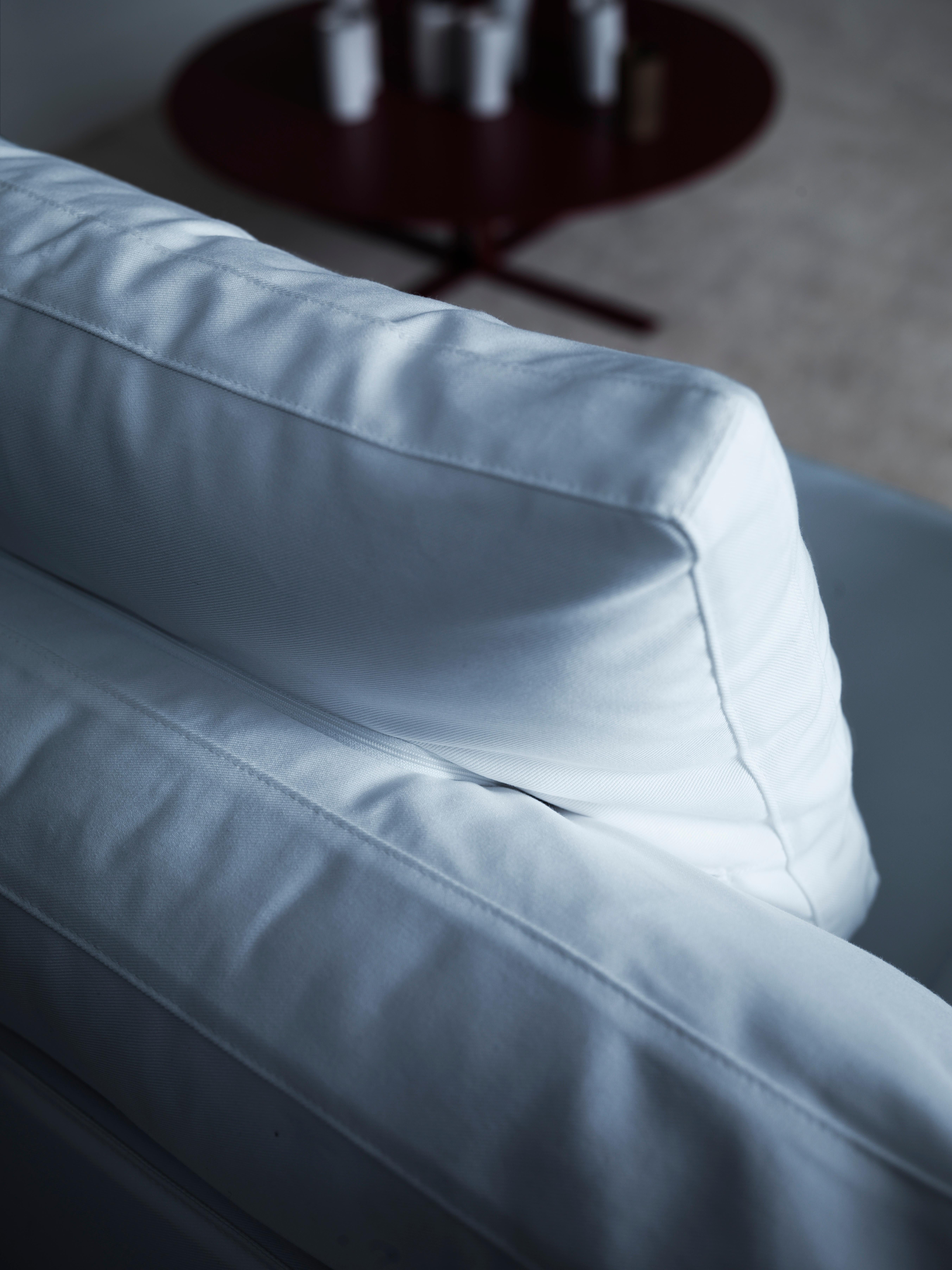 Der Livingstone-Wannensessel ist die perfekte Ergänzung zum Livingstone-Sofa. Mit seinen ausgewogenen Proportionen gehört er zu den Objekten, deren Schönheit nie verblasst. Der Stahlrahmen passt perfekt zu Leder- und Stoffbezügen. Vollständig