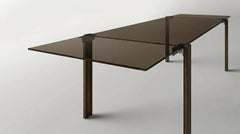 Tavolo allungabile Livingston in vetro bronzo scuro, gambe in eucalipto, Made in Italy.