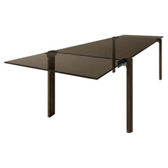 Tavolo allungabile Livingston in vetro bronzo scuro, gambe in eucalipto, Made in Italy.