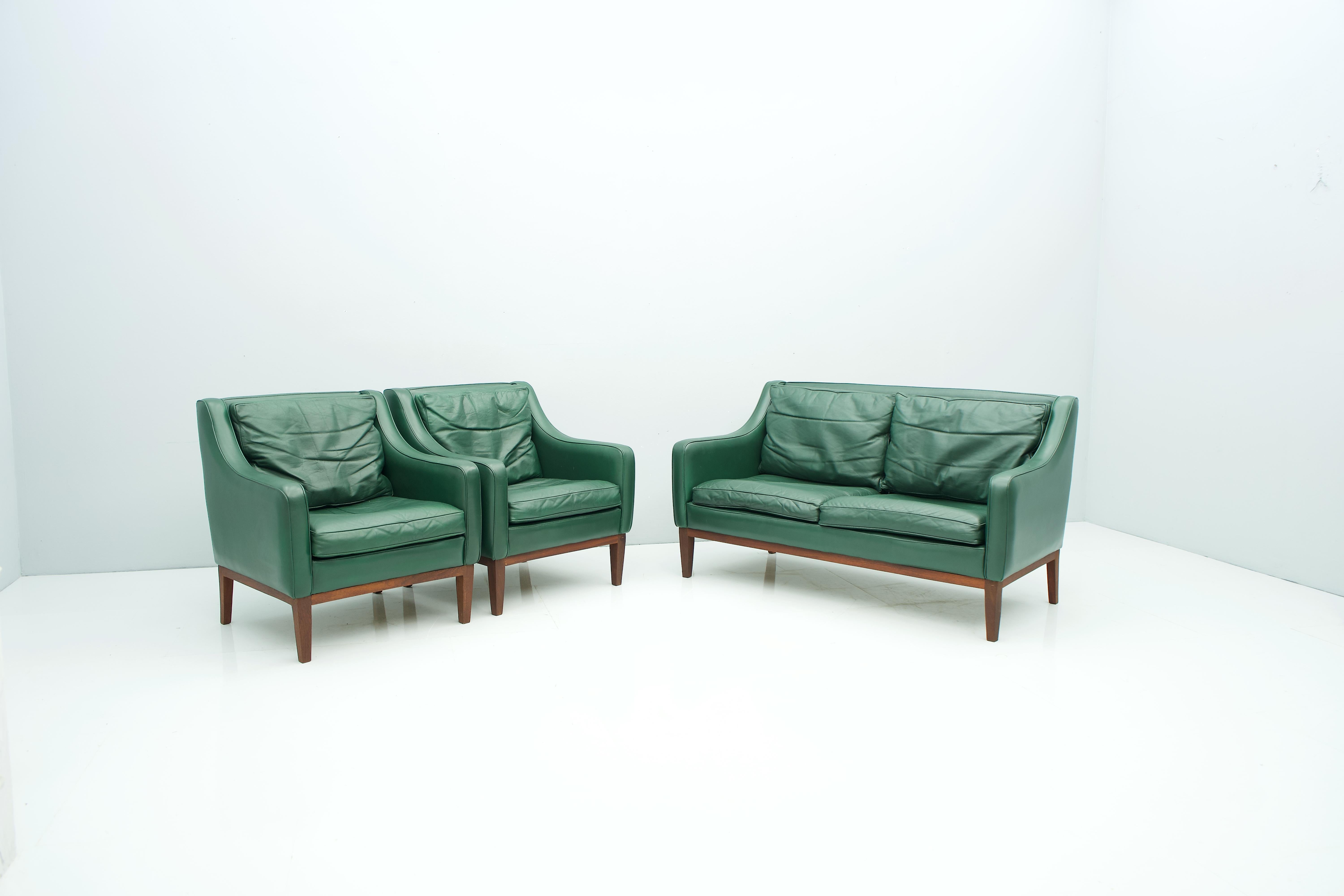 Living Room Set in Green Leather Sofa and Lounge Chairs Italy 1958 Teak In Good Condition For Sale In Frankfurt / Dreieich, DE