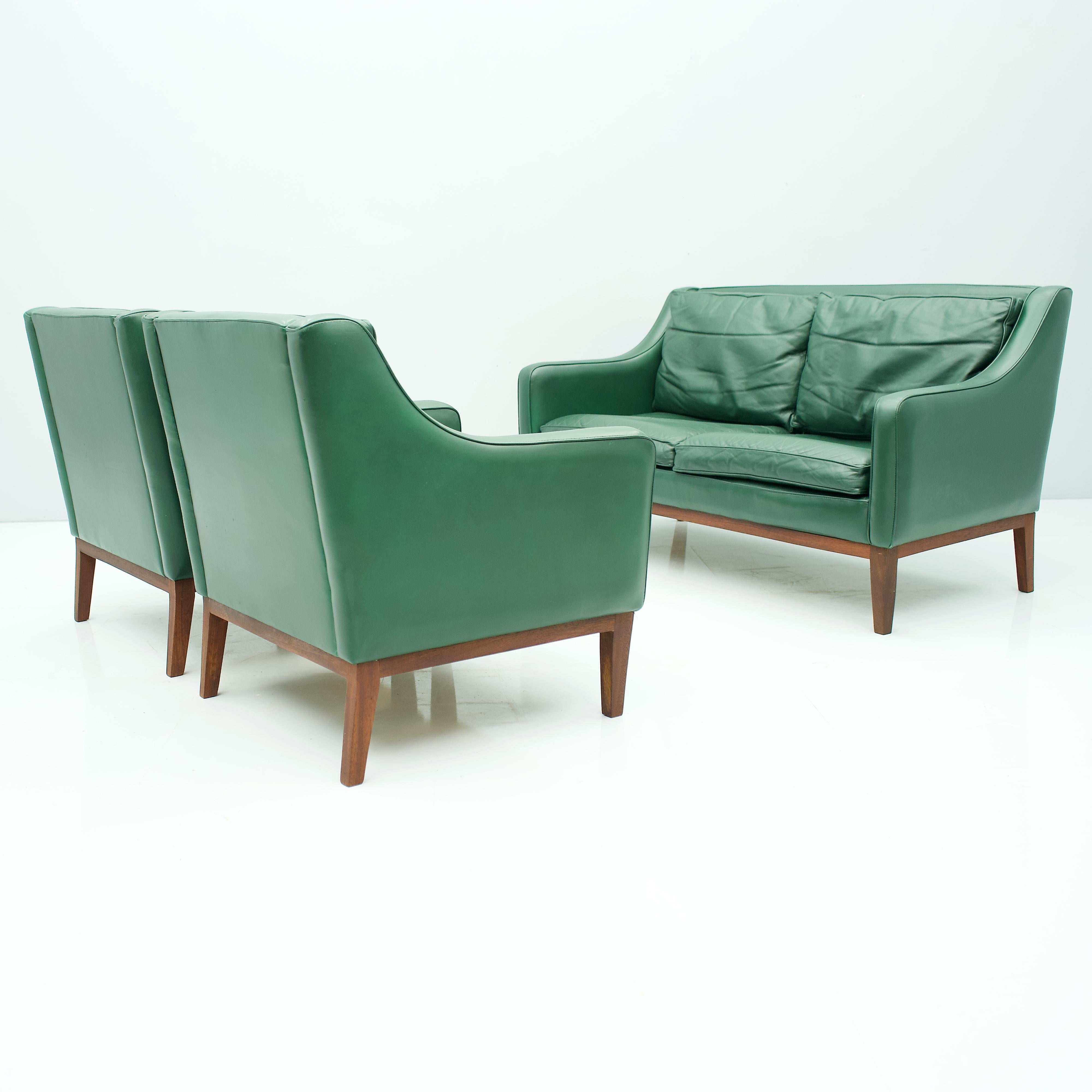 Mid-20th Century Living Room Set in Green Leather Sofa and Lounge Chairs Italy 1958 Teak For Sale
