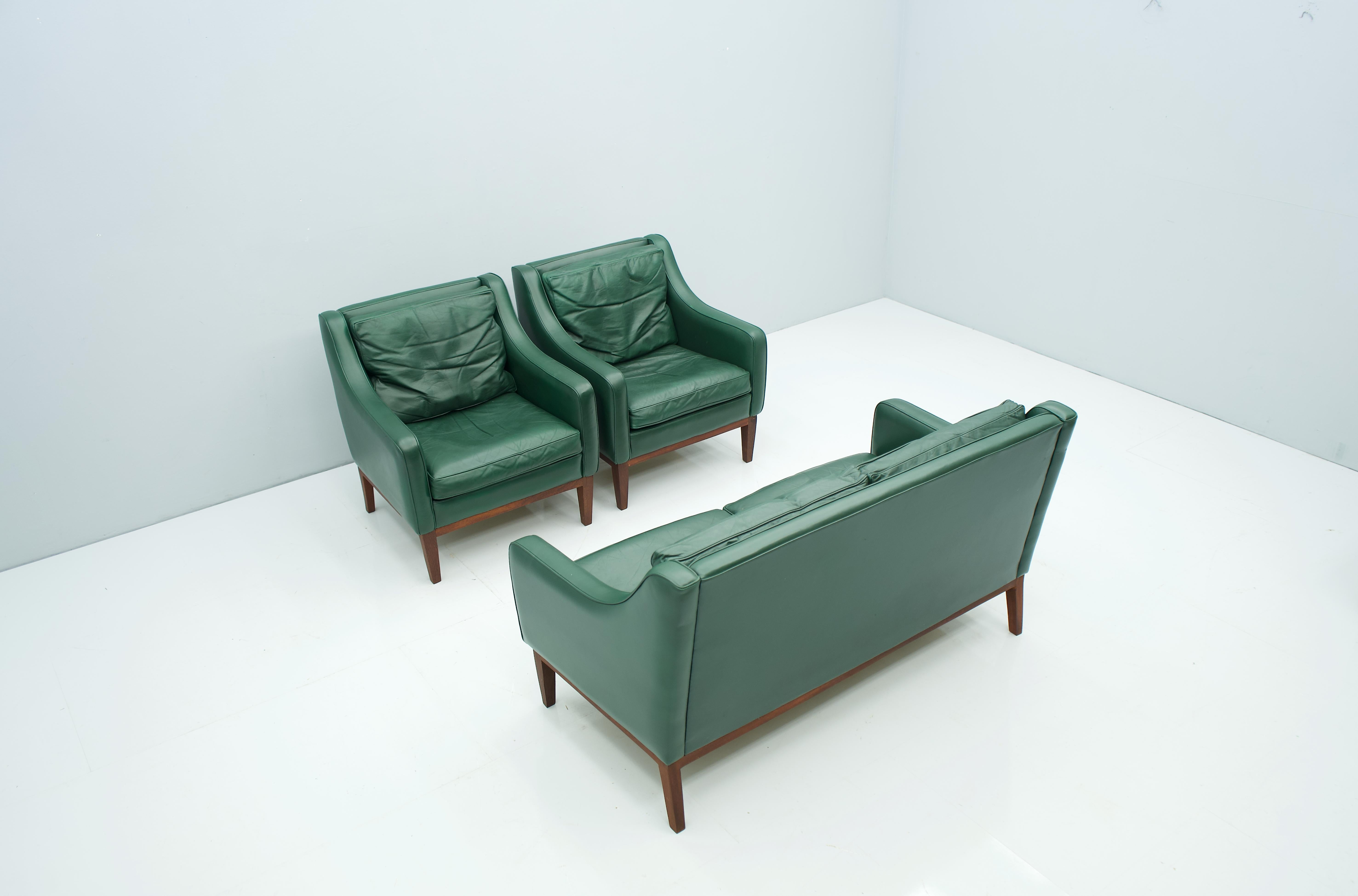 Living Room Set in Green Leather Sofa and Lounge Chairs Italy 1958 Teak For Sale 1