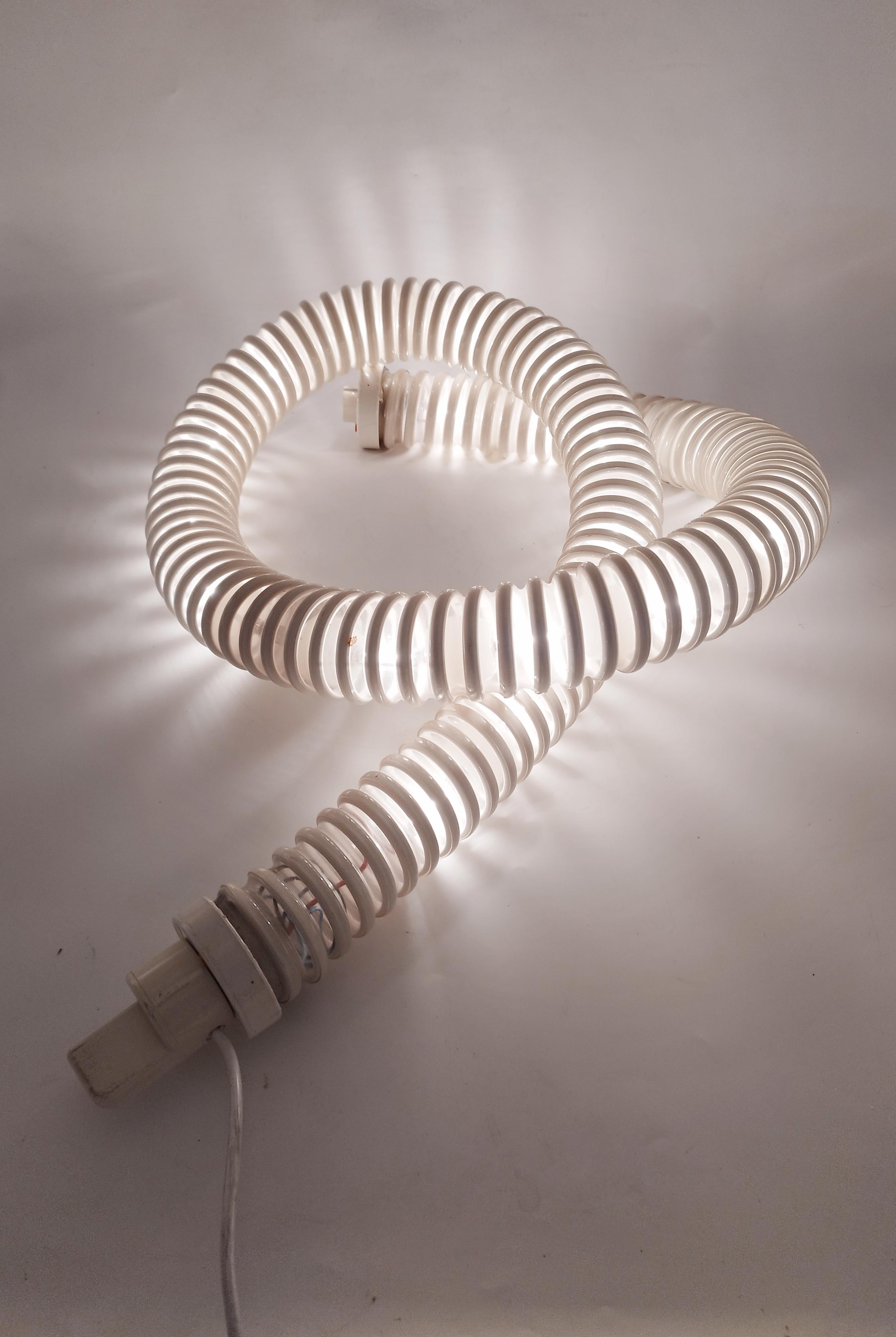 This unique table lamp, designed by Livio Castiglioni and Gianfranco Frattini for the Artemide brand in the 1970s, immediately entered the history of Italian and world design. The Boalum table or floor lamp is made of white plastic with resin and