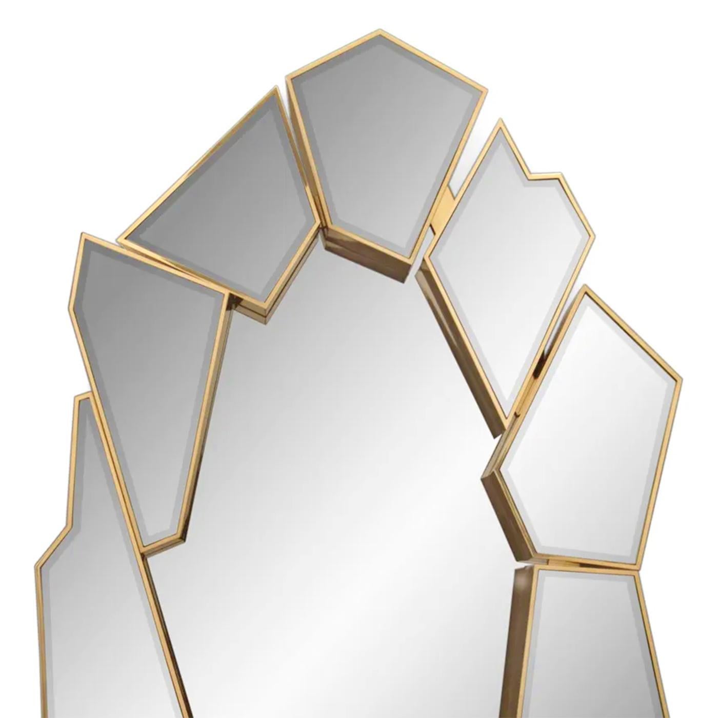 Mirror Livio High with structure in solid brass in polished finish
with frame's mirrors and center mirror in bevelled smocked glass.
