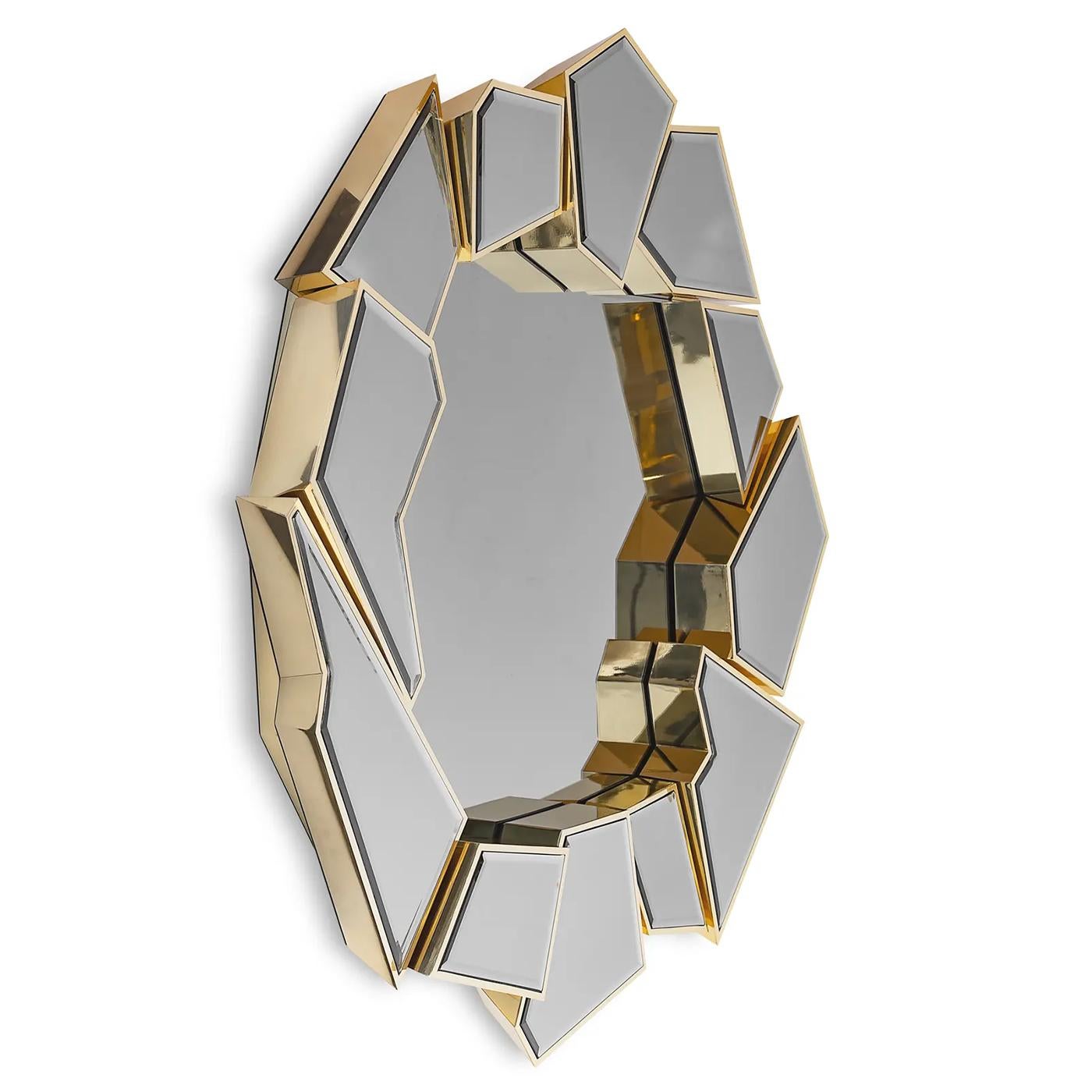 Mirror Livio Round with structure in solid brass in polished finish
with frame's mirrors and center mirror in bevelled smocked glass.