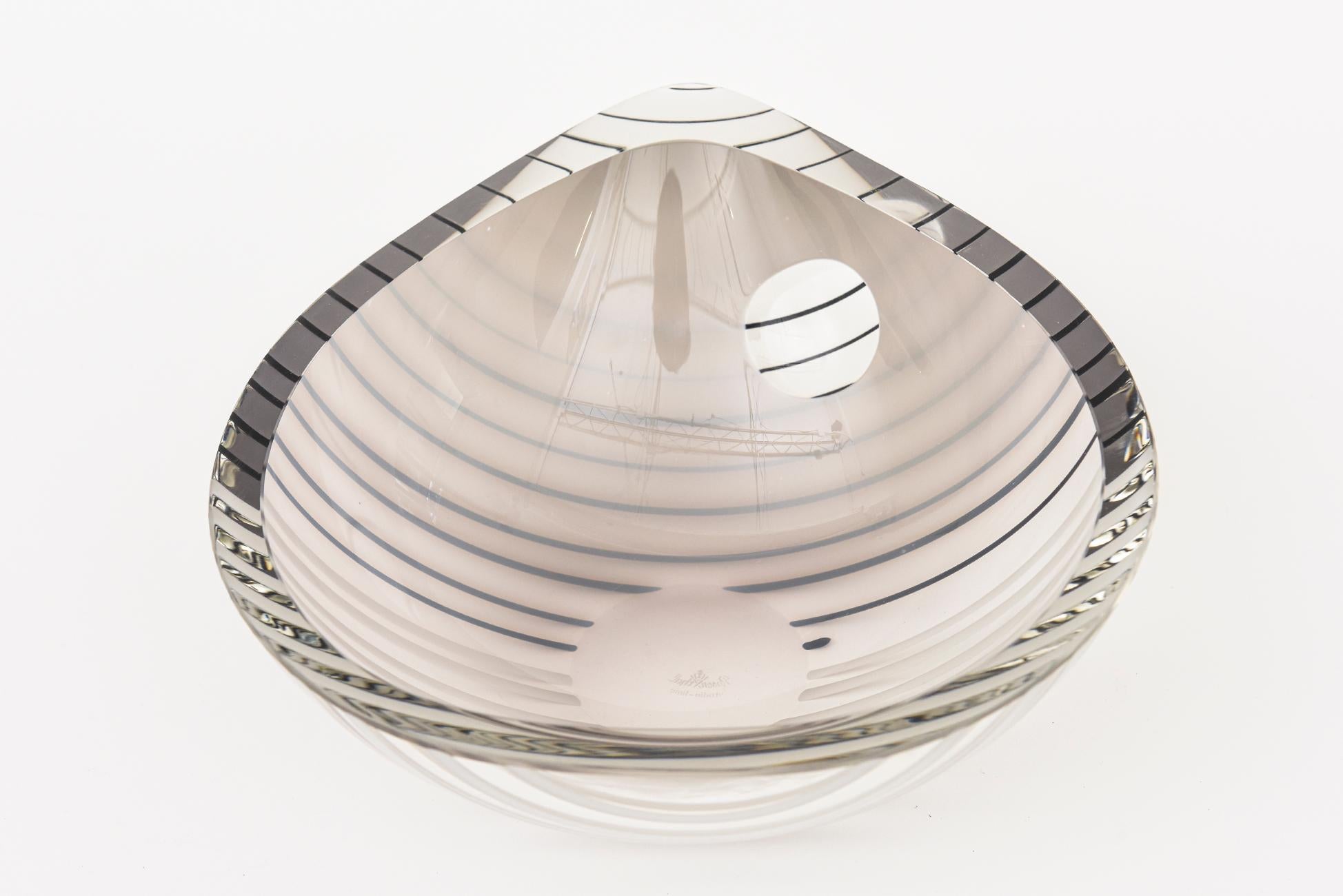 Fin du 20e siècle Livio Seguso Murano Lines of Gray White Black Glass Bowl Vintage en vente