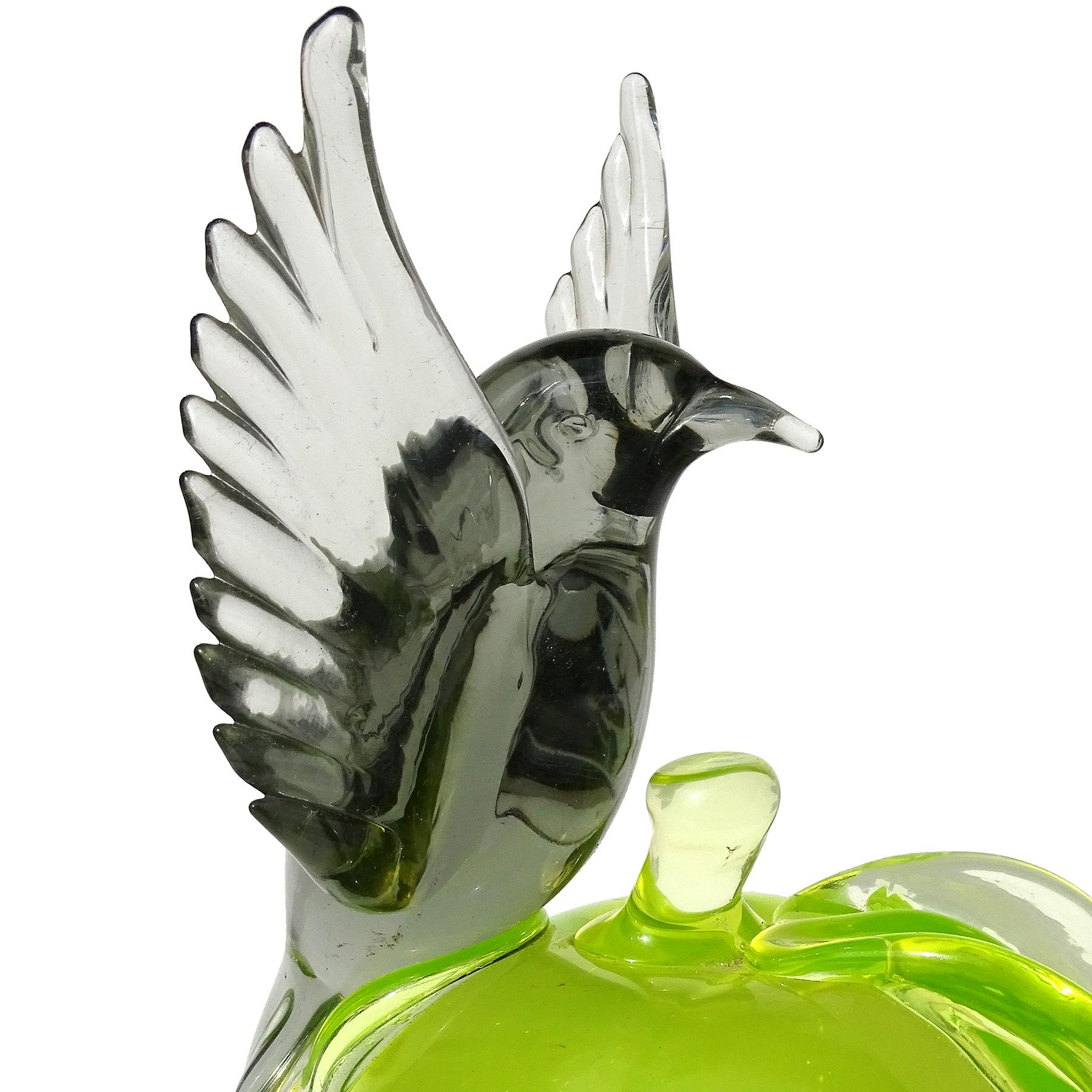 Mid-Century Modern Livio Seguso Murano Sommerso Uranium Apple Gray Bird Italian Art Glass Sculpture For Sale
