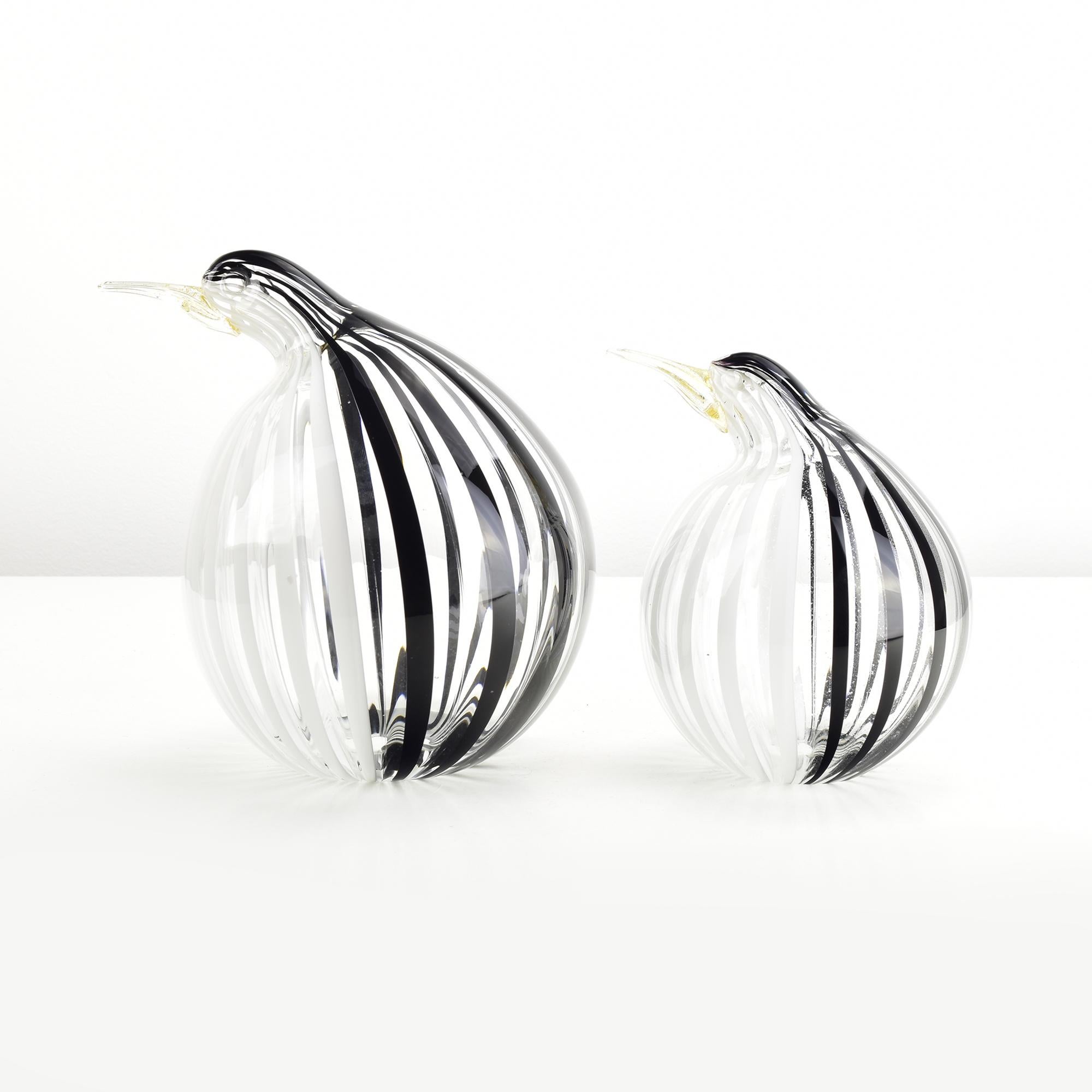 Diese Pinguingruppe von Livio Seguso für Seguso Vetri d'Arte Murano demonstriert auf wunderbare Weise die Kunstfertigkeit des Künstlers, mit Glas markante Formen zu schaffen. Die Pinguine haben schlanke, tropfenförmige Körper mit eleganten schwarzen