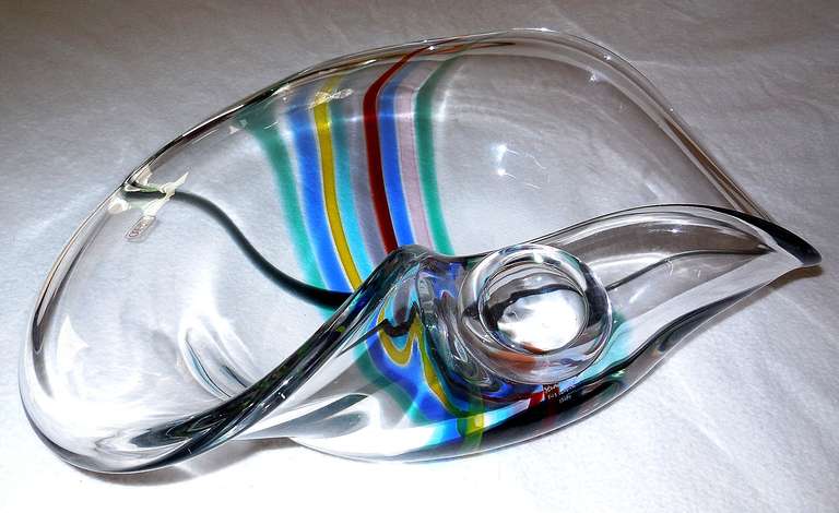 Un enorme centro de mesa de Seguso Murano de buena calidad (probablemente de los años setenta u ochenta, época de Memphis Milano), cuenco escultórico de cristal transparente de forma elíptica con estrías de colores del arco iris azul, naranja, rosa,