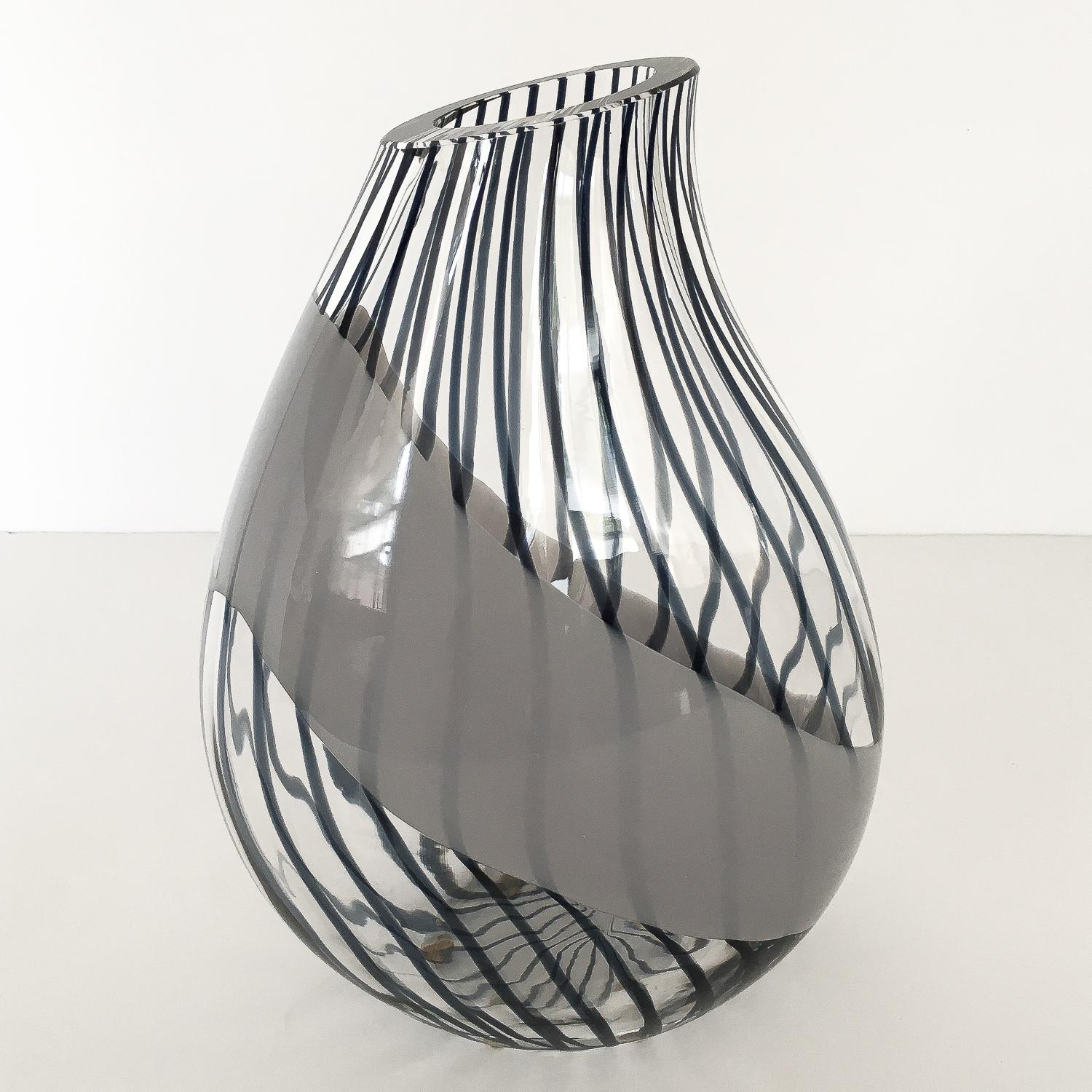 Vase en verre d'art soufflé de Murano à rayures de Livio Seguso. Signé Des. L. Seguso. Vase en verre transparent avec des bandes verticales internes gris ardoise fumé et une bande horizontale blanche opaque 

 