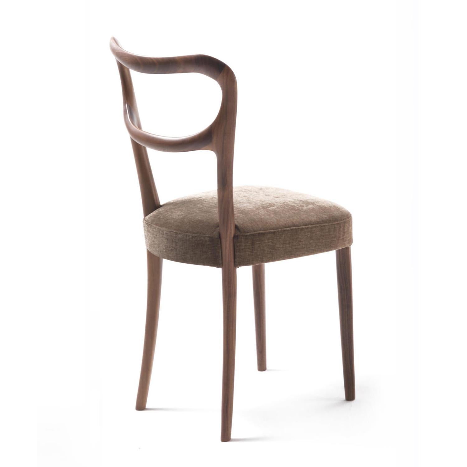 Sedia Lixia con struttura in noce massiccio,
imbottito e rivestito con tessuto di alta qualità
in finitura marrone (A.I.C.).
Disponibile anche su richiesta con struttura in 
Noce massiccio con finitura tinta moka o wengé
finitura