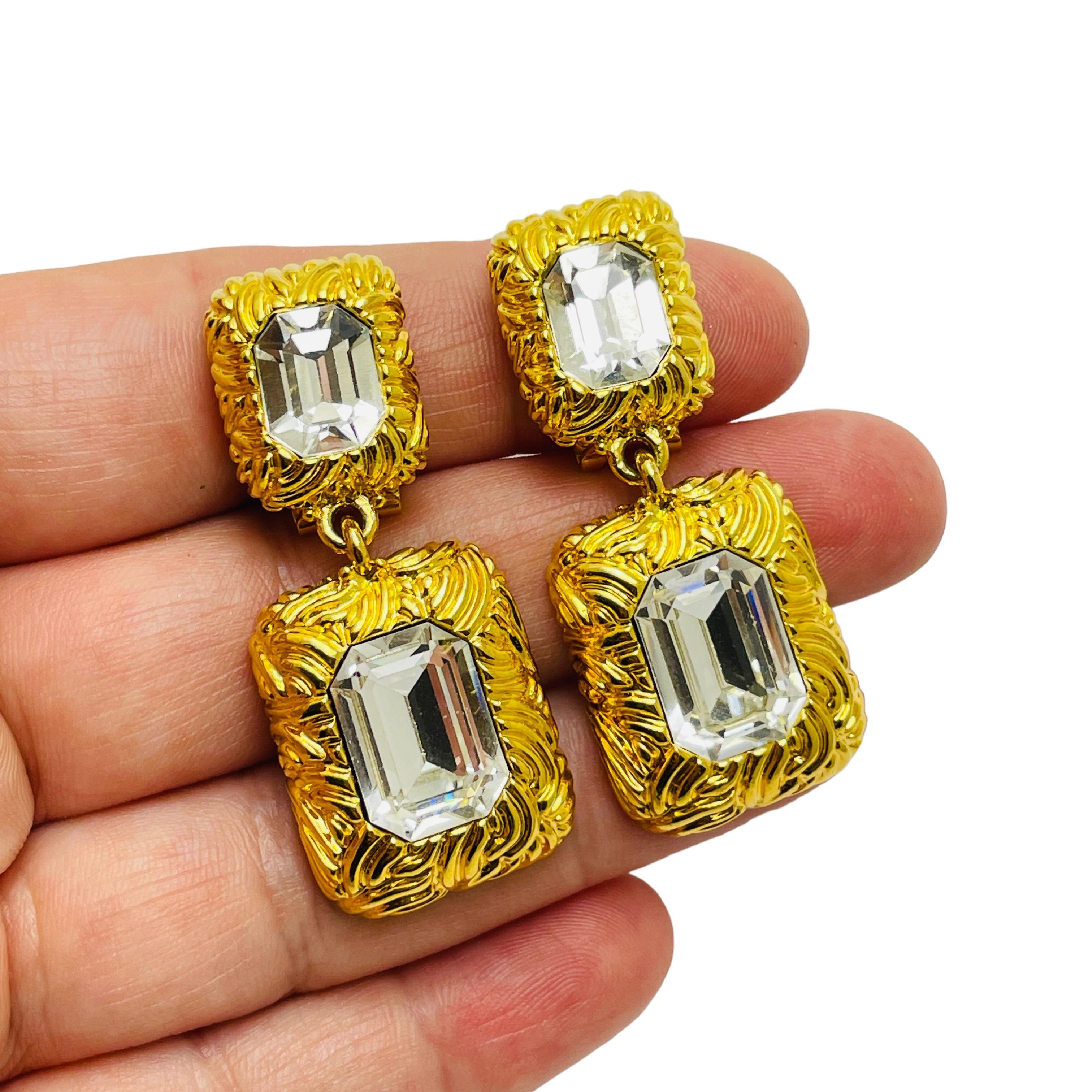 DETALLES

- firmado LCI LIZ CLAIBORNE

- tono dorado con cristal

- pendientes de pasarela de diseño vintage

MEDIDAS

- 

CONDICIÓN

- excelente estado vintage con mínimos signos de desgaste

❤️❤️ JOYAS DE DISEÑO VINTAGE ❤️❤️
❤️❤️ BOUTIQUE DE