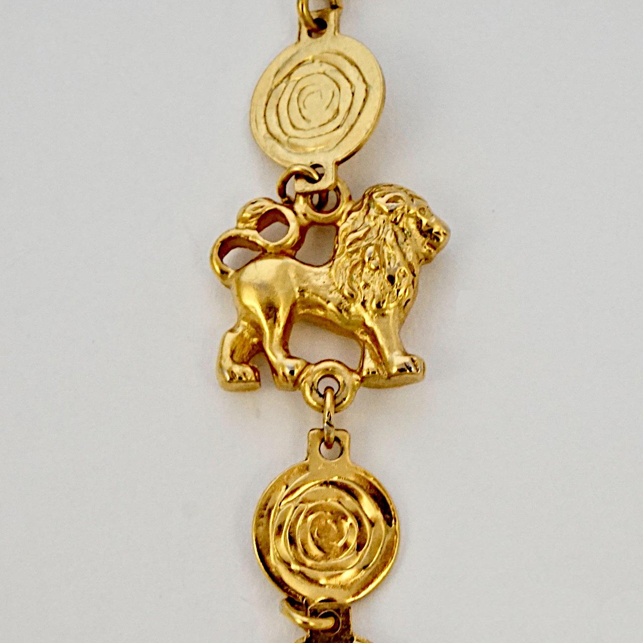 Liz Claiborne Vergoldete Scheiben-Halskette mit Krone und Löwengliedern im Zustand „Gut“ im Angebot in London, GB
