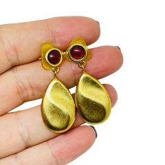 Boucles d'oreilles pendantes vintage de créateur Liz Claiborne LC, en verre rouge et finition dorée