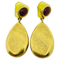 Pendientes colgantes de diseño vintage de Liz Claiborne LC, con cristal rojo y acabado dorado