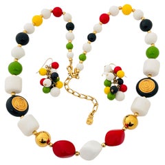 Ensemble collier et boucles d'oreilles signés LIZ CLAIBORNE en or coloré et lucite de défilé