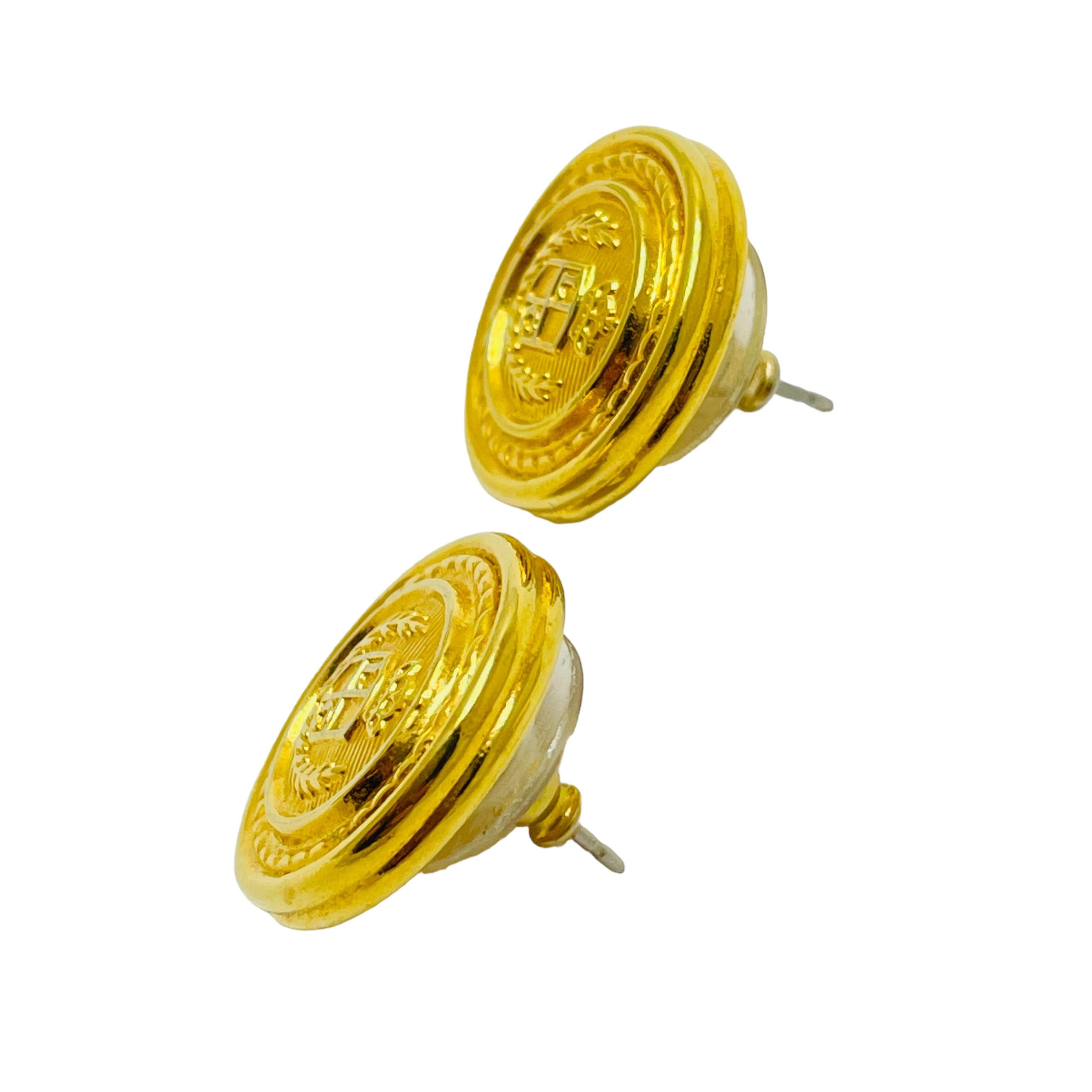 DETAILS

• signed LCI LIZ CLAIBORNE 

• gold tone 

• vintage designer earrings

MEASUREMENTS  

• 3/4” in diameter

CONDITION

•  very good vintage condition with minimal signs of wear 

 Sku 41

❤️❤️  VINTAGE DESIGNER JEWELRY ❤️❤️

❤️❤️ 