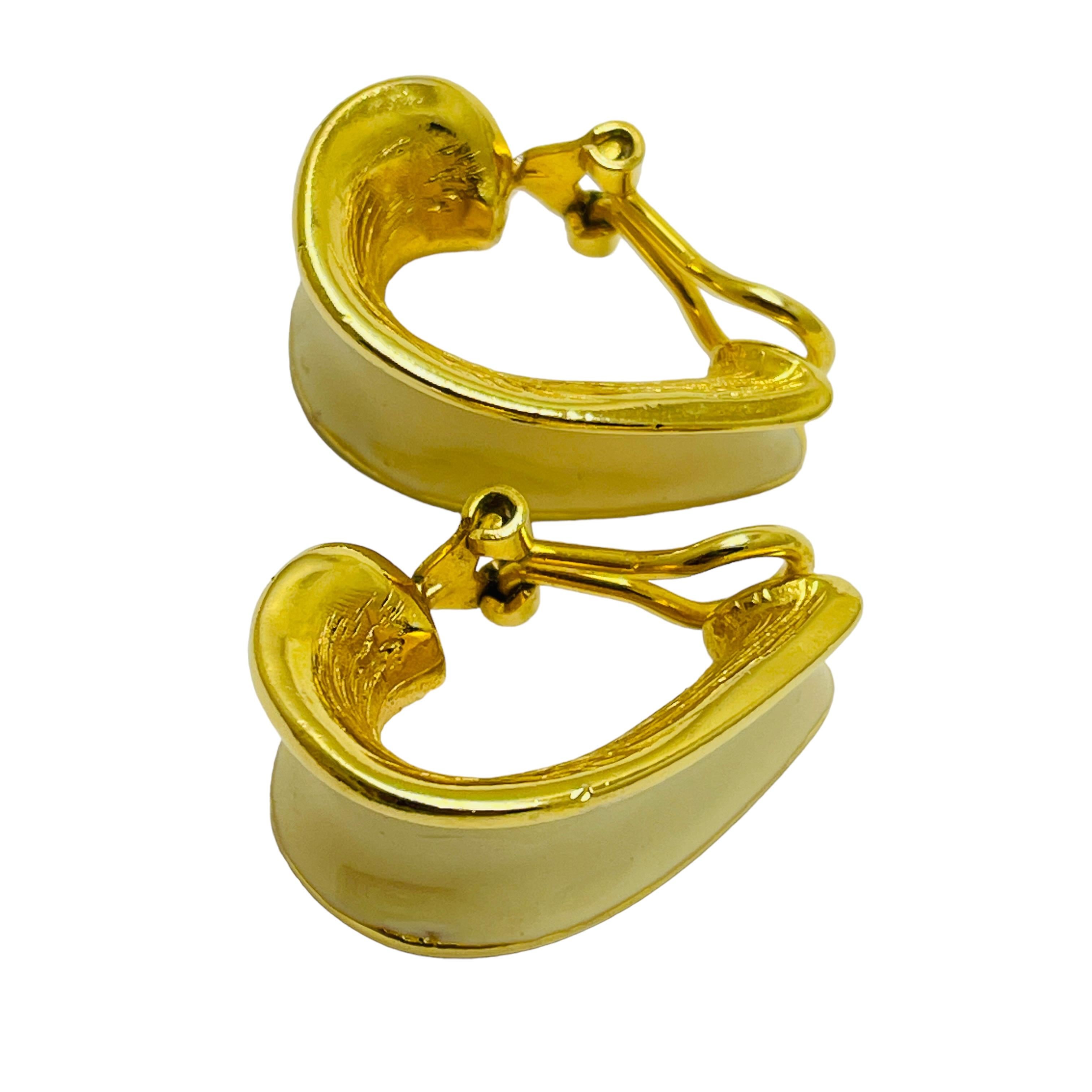 DETAILS

• signed Lci LIZ CLAIBORNE 

• gold tone with enamel

• vintage designer earrings

MEASUREMENTS  

• 

CONDITION

•  very good vintage condition with minimal signs of wear 

 Sku 45

❤️❤️  VINTAGE DESIGNER JEWELRY ❤️❤️

❤️❤️  ALEXANDER’S