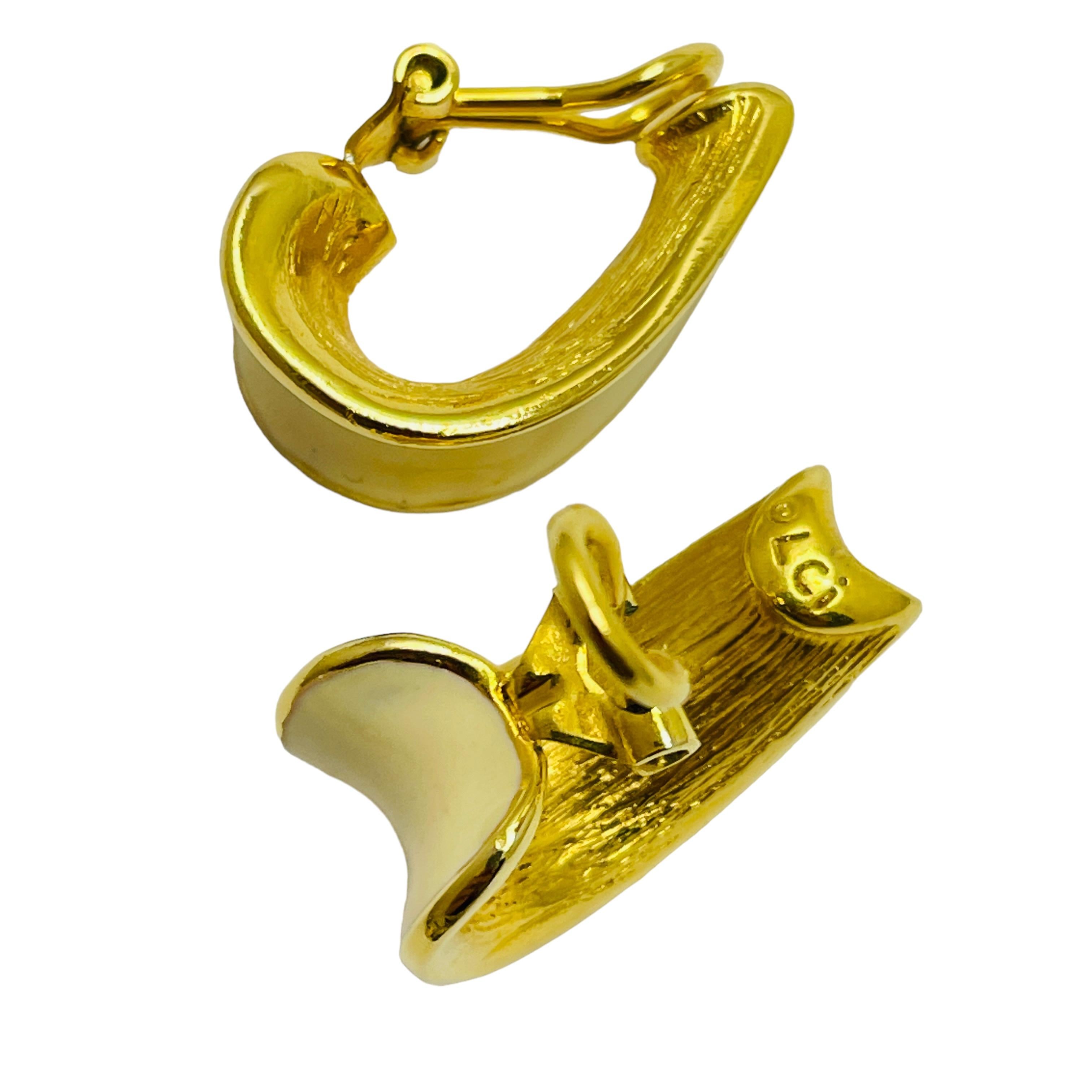 LIZ CLAIBORNE signed vintage gold enamel designer clip on earrings In Good Condition For Sale In Palos Hills, IL