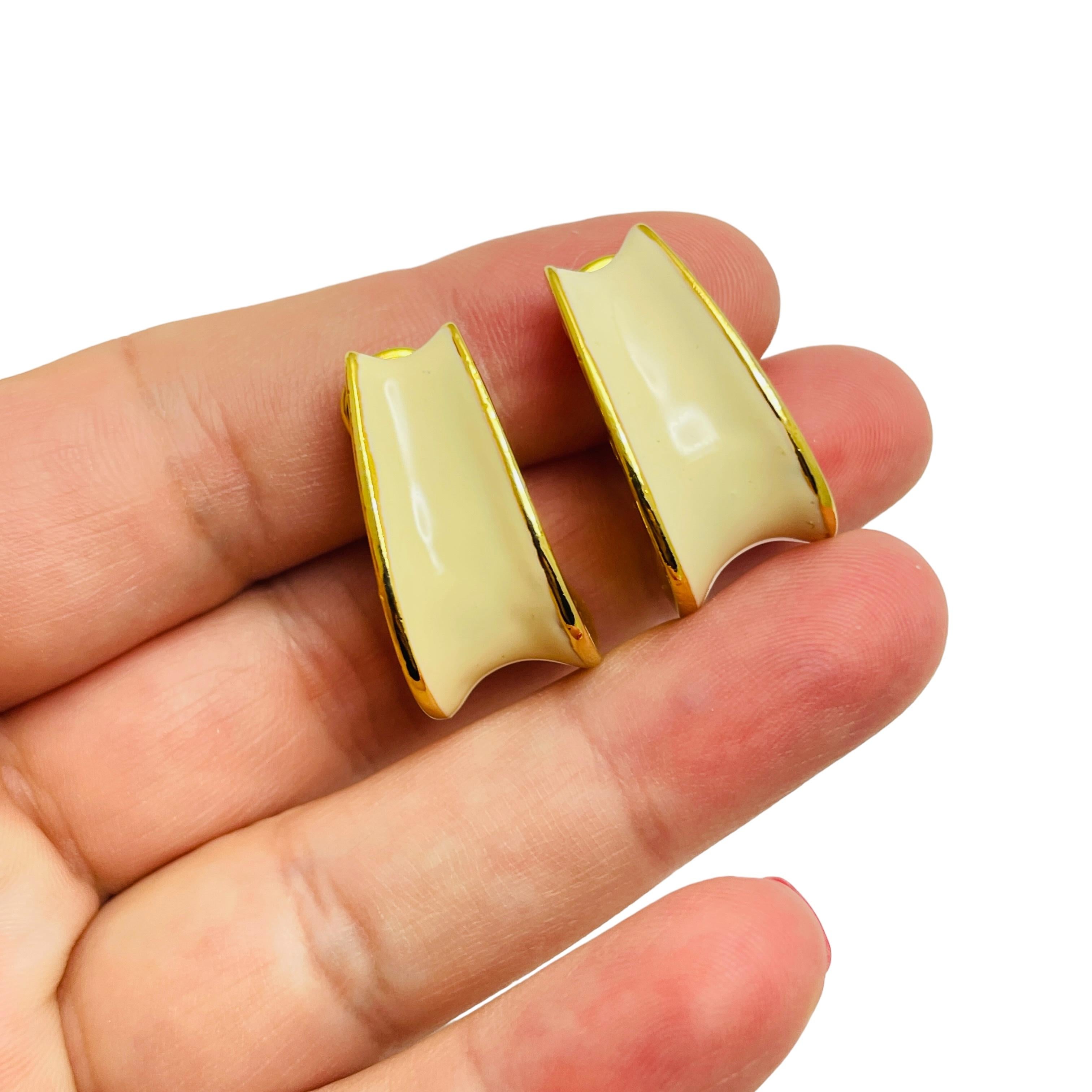 Women's LIZ CLAIBORNE signed vintage gold enamel designer clip on earrings For Sale