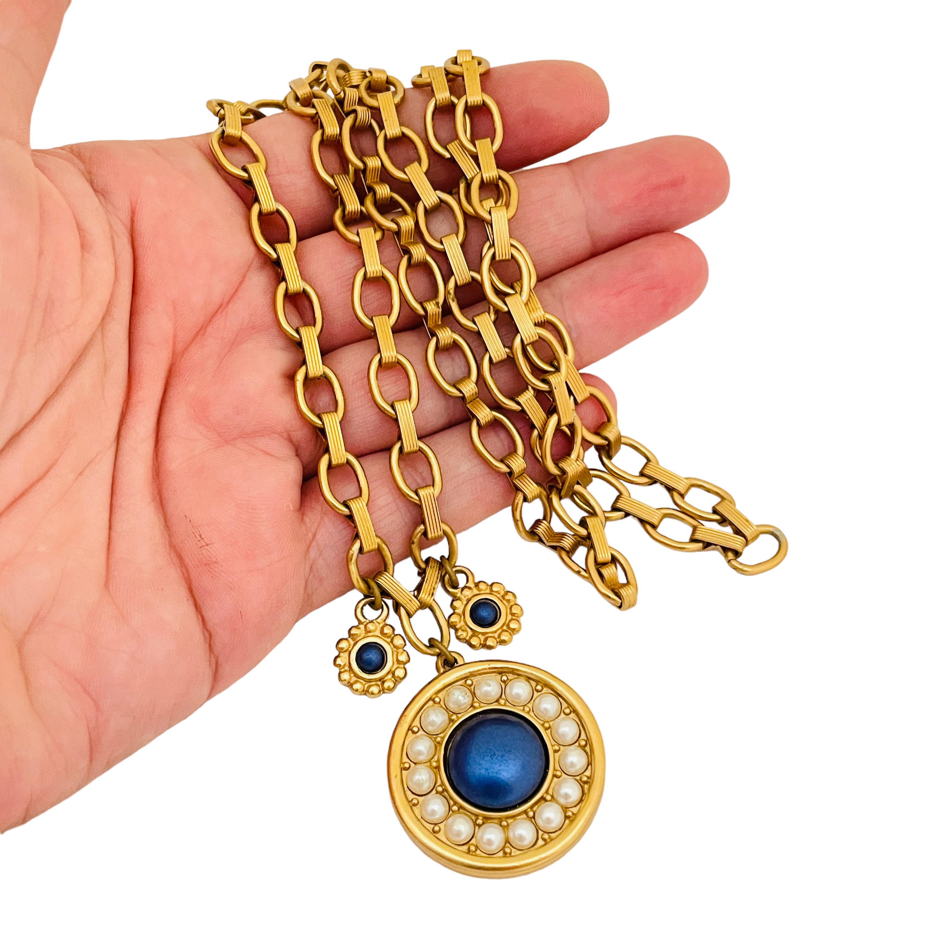 DETAILS

• signed LIZ CLAIBORNE

• gold tone with faux pearls

• vintage designer necklace  

MEASUREMENTS  

• 

CONDITION

•  very good vintage condition with minimal signs of wear 

 Sku 33

❤️❤️   VINTAGE DESIGNER JEWELRY   ❤️❤️

❤️❤️ 