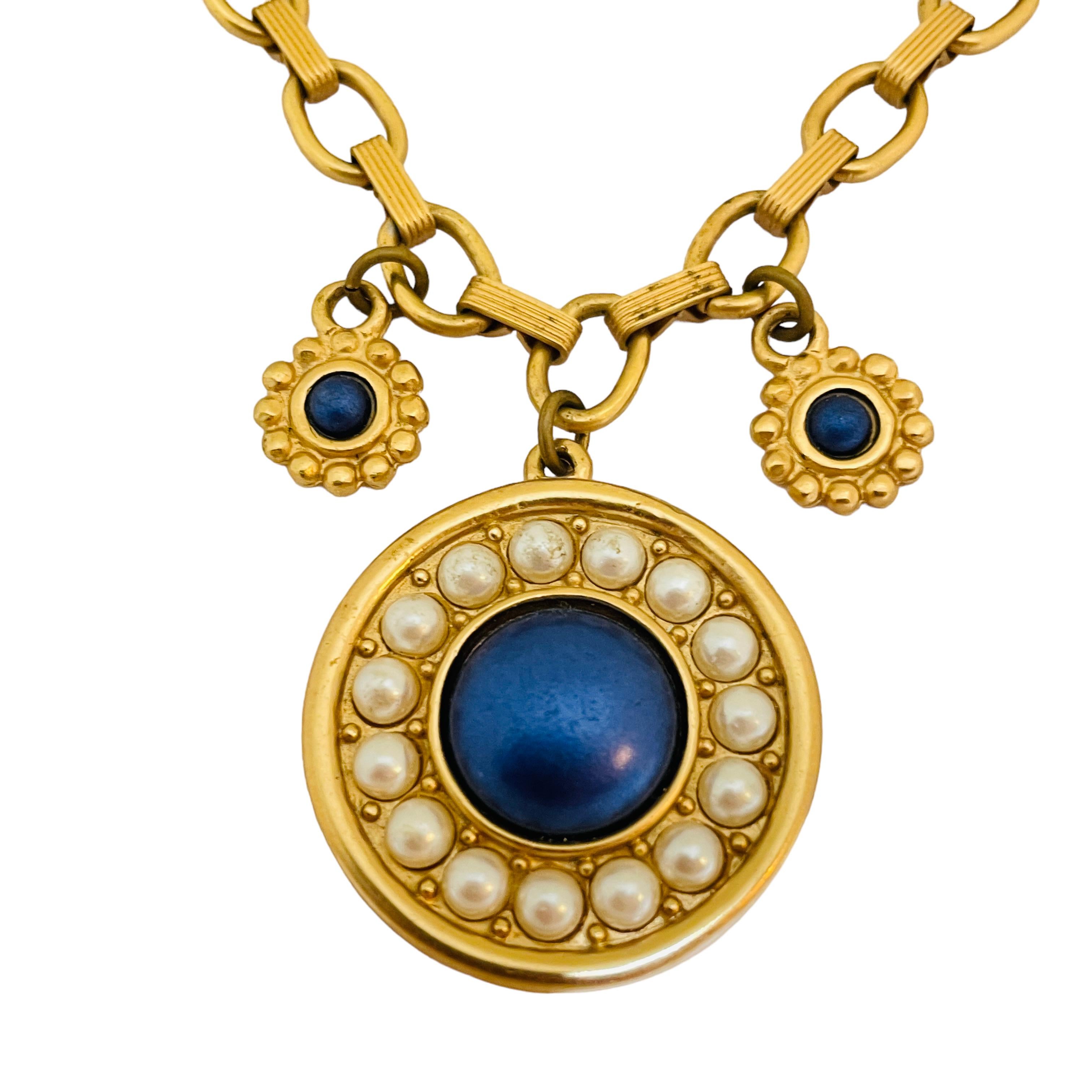 Women's or Men's LIZ CLAIBORNE signed vintage gold tone blue pearl designer chain necklace For Sale