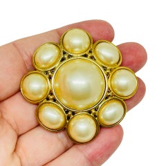 LIZ CLAIBORNE signed vintage gold tone pearl massive designer brooch